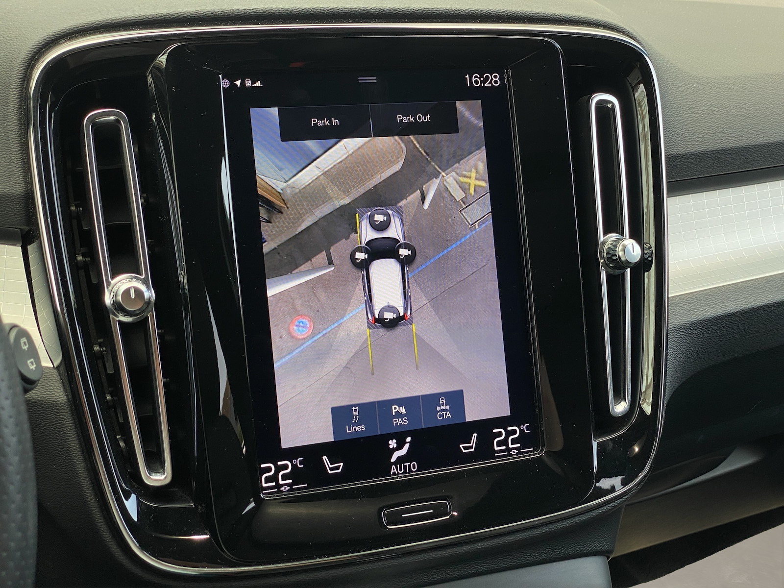 VOLVO XC40 2.0 D4 Momentum AWD-image-14