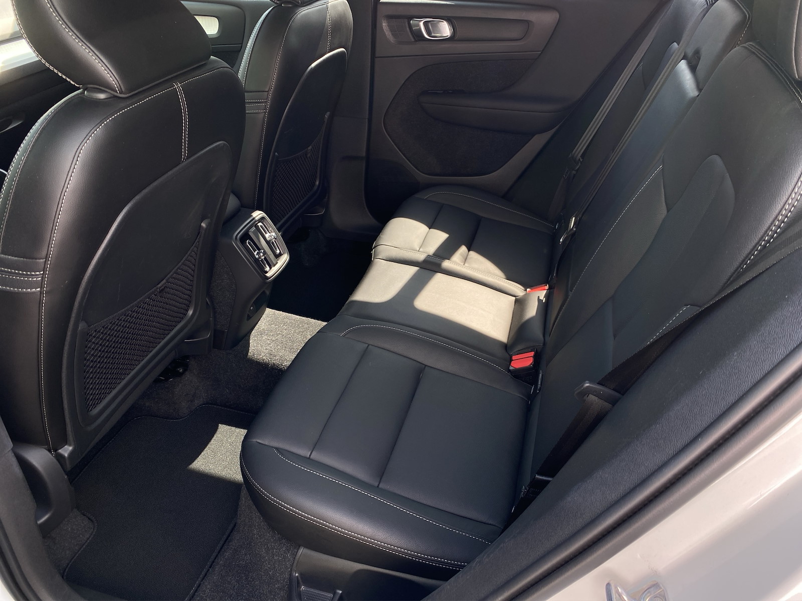 VOLVO XC40 2.0 D4 Momentum AWD-image-9