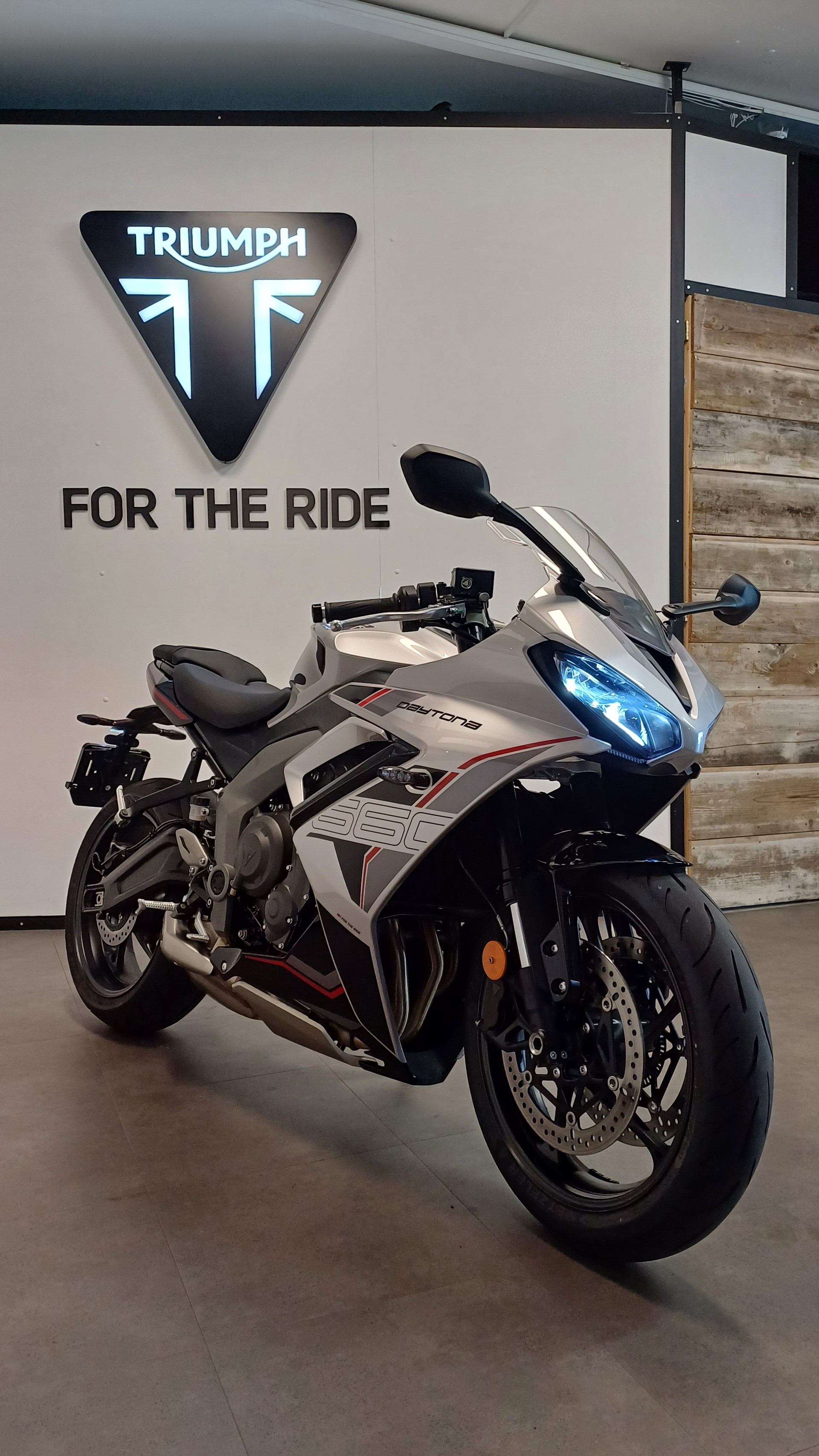 TRIUMPH Daytona 660 35KW-image-2