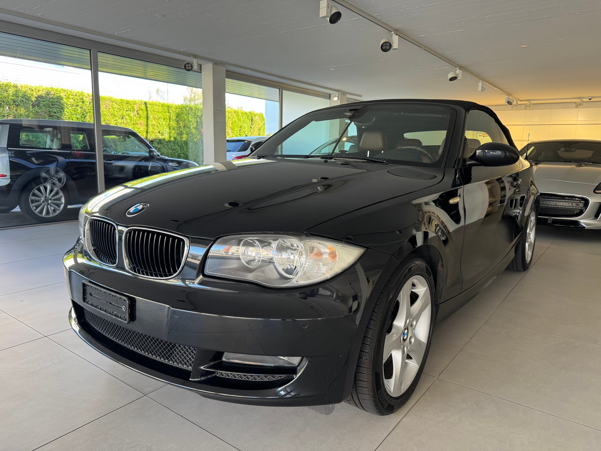 BMW 120i Cabrio Steptronic-showroom-element-1