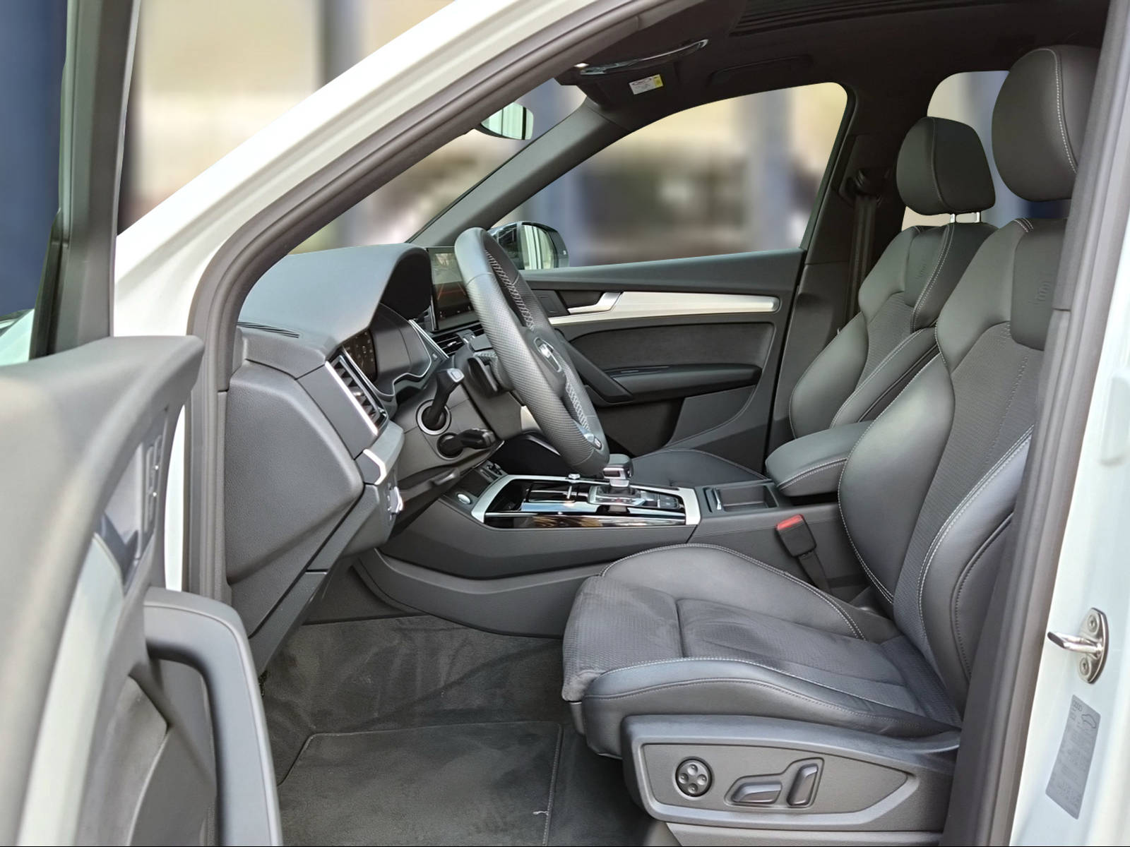 AUDI Q5 55 TFSI e PHEV S line quattro S-tronic Gletscherweiss Metallic-image-8