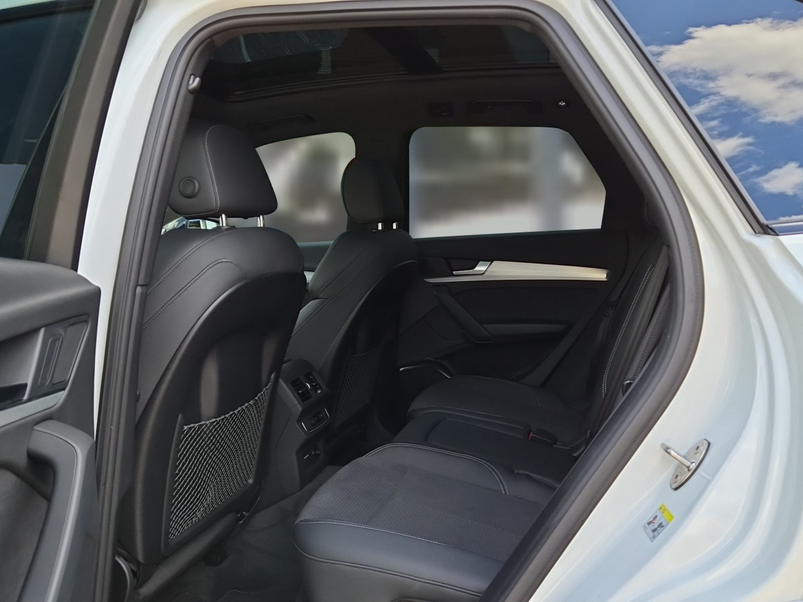 AUDI Q5 55 TFSI e PHEV S line quattro S-tronic Gletscherweiss Metallic-image-9
