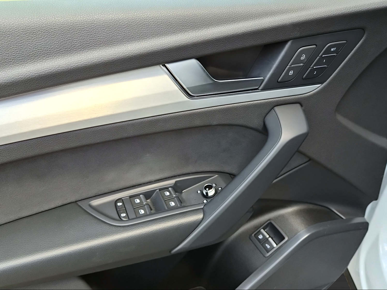 AUDI Q5 55 TFSI e PHEV S line quattro S-tronic Gletscherweiss Metallic-image-16