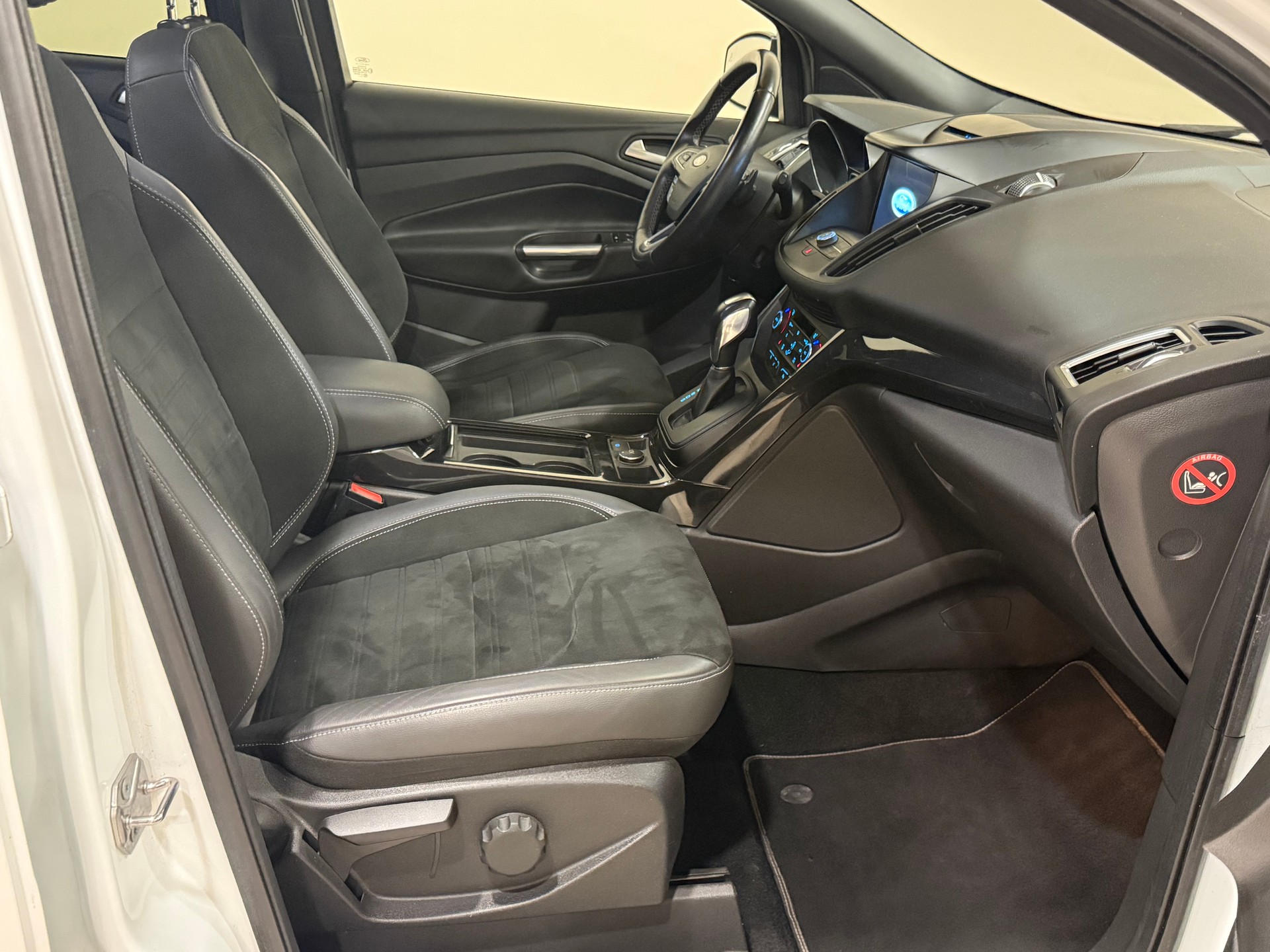 FORD Kuga 2.0 TDCi ST Line 4WD PowerShift-image-8