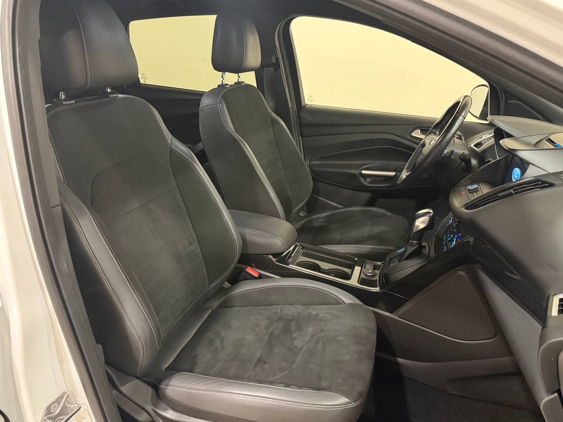 FORD Kuga 2.0 TDCi ST Line 4WD PowerShift-image-9