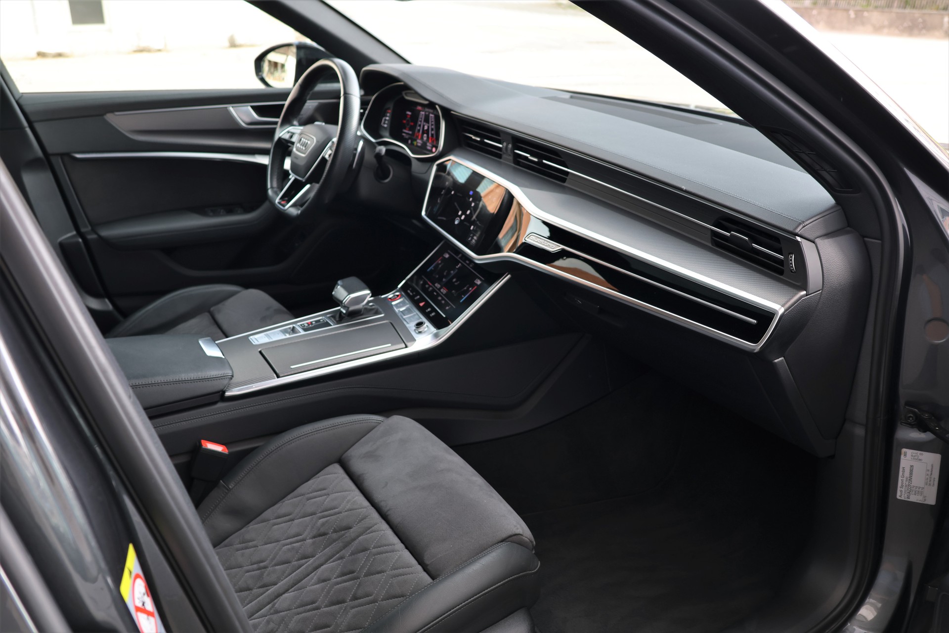 AUDI RS6 Avant 4.0 TFSI V8 quattro (CH)-image-19