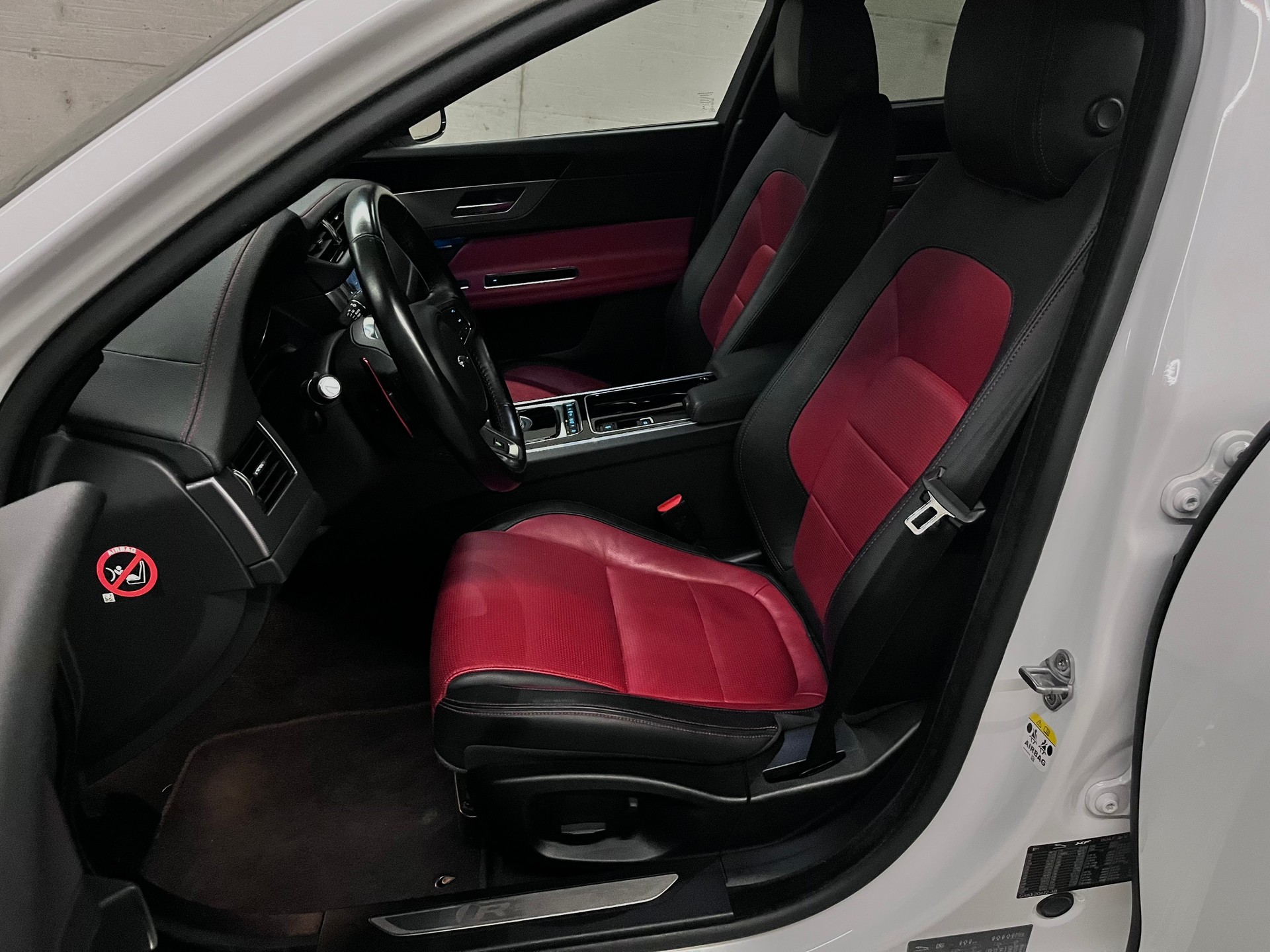 JAGUAR XF 30d R-Sport Automatic-image-5