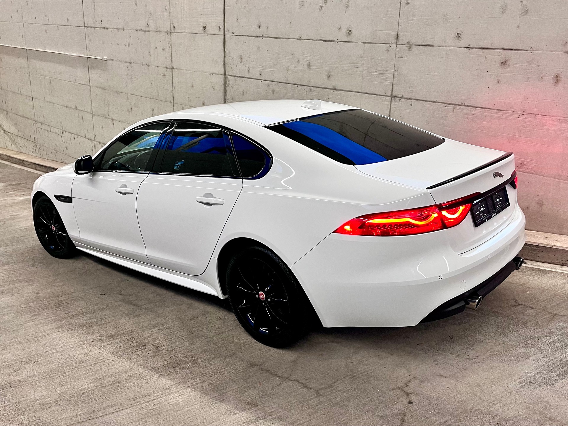 JAGUAR XF 30d R-Sport Automatic-image-1
