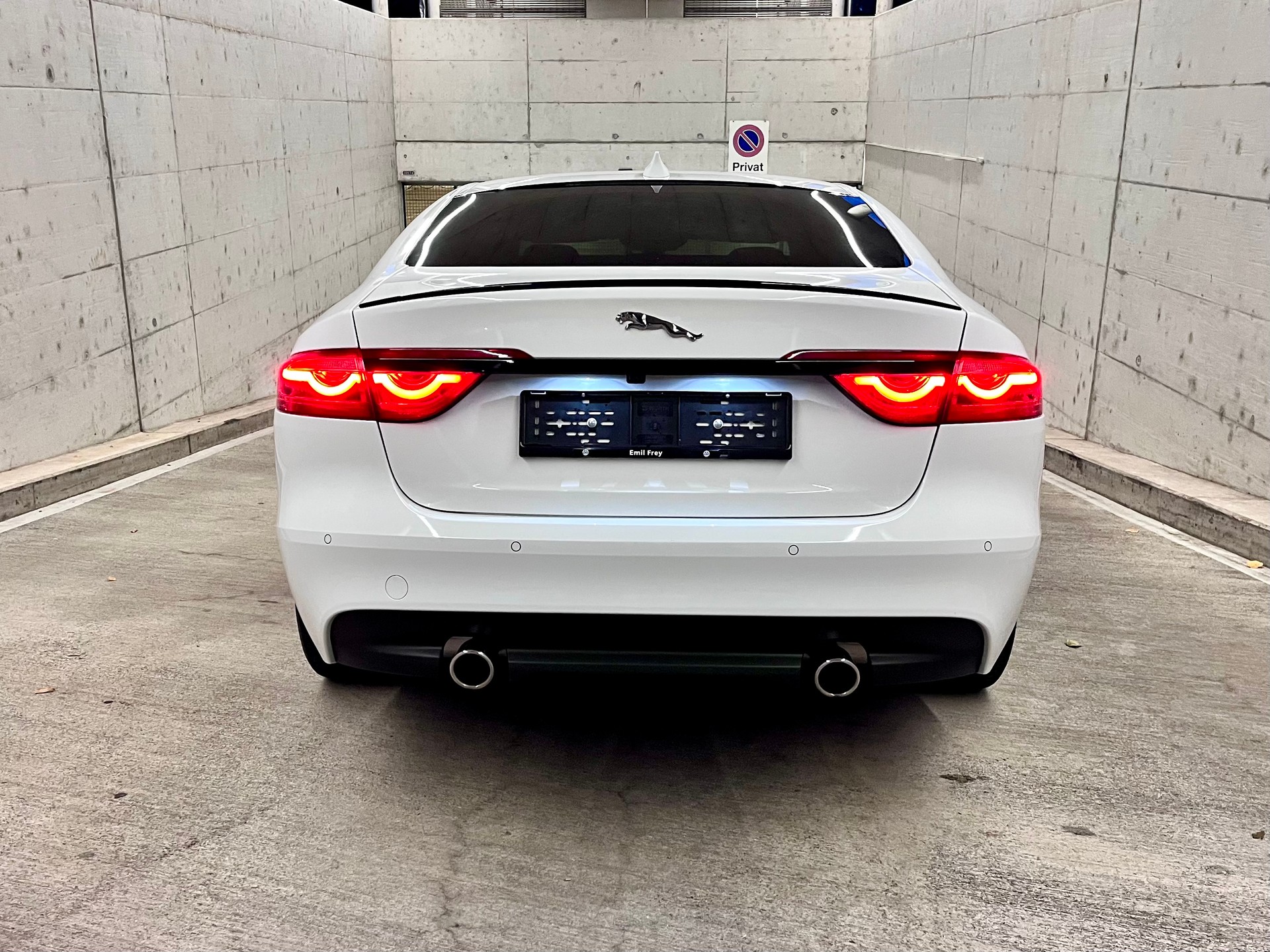 JAGUAR XF 30d R-Sport Automatic-image-3