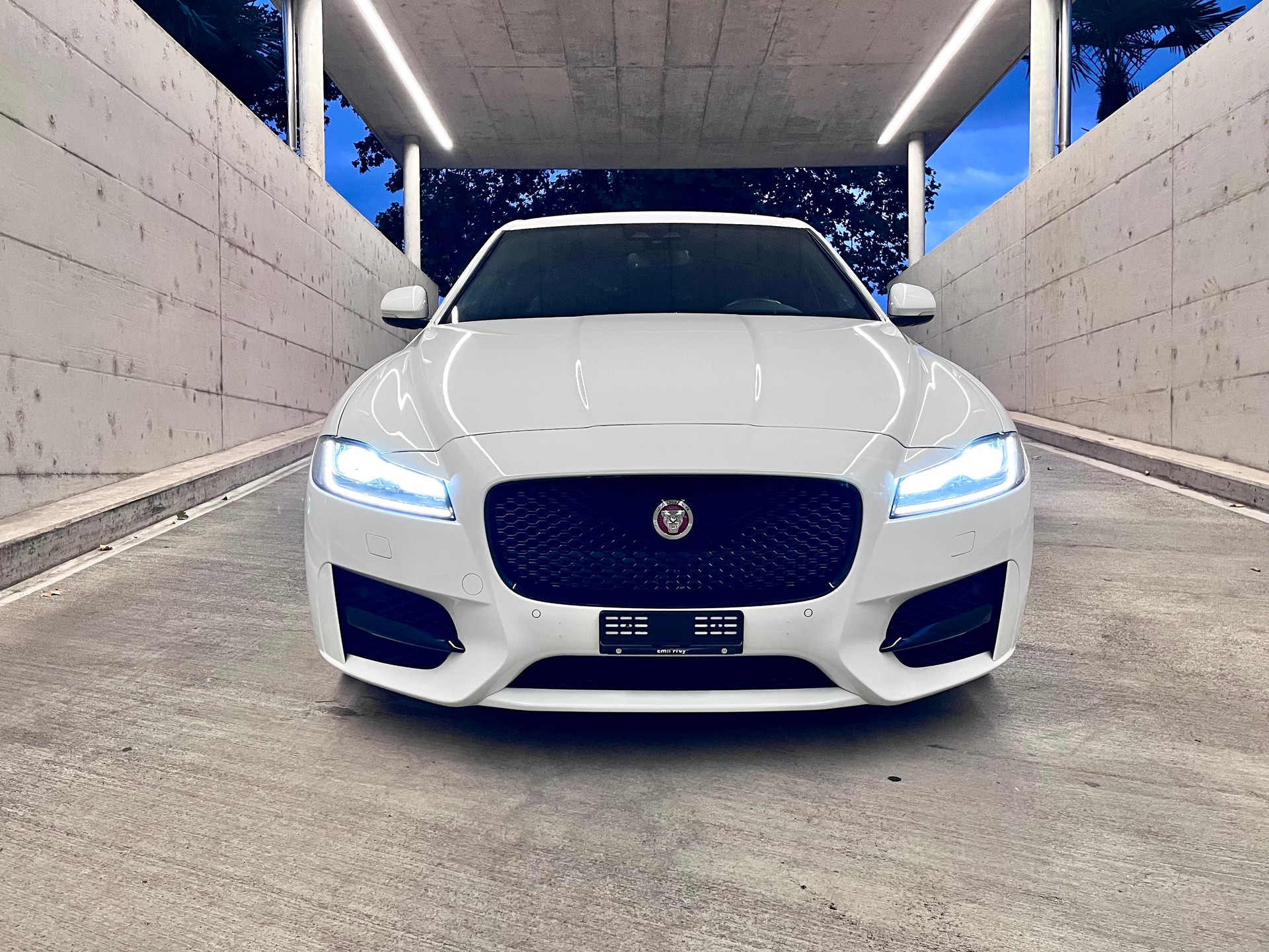 JAGUAR XF 30d R-Sport Automatic-image-2