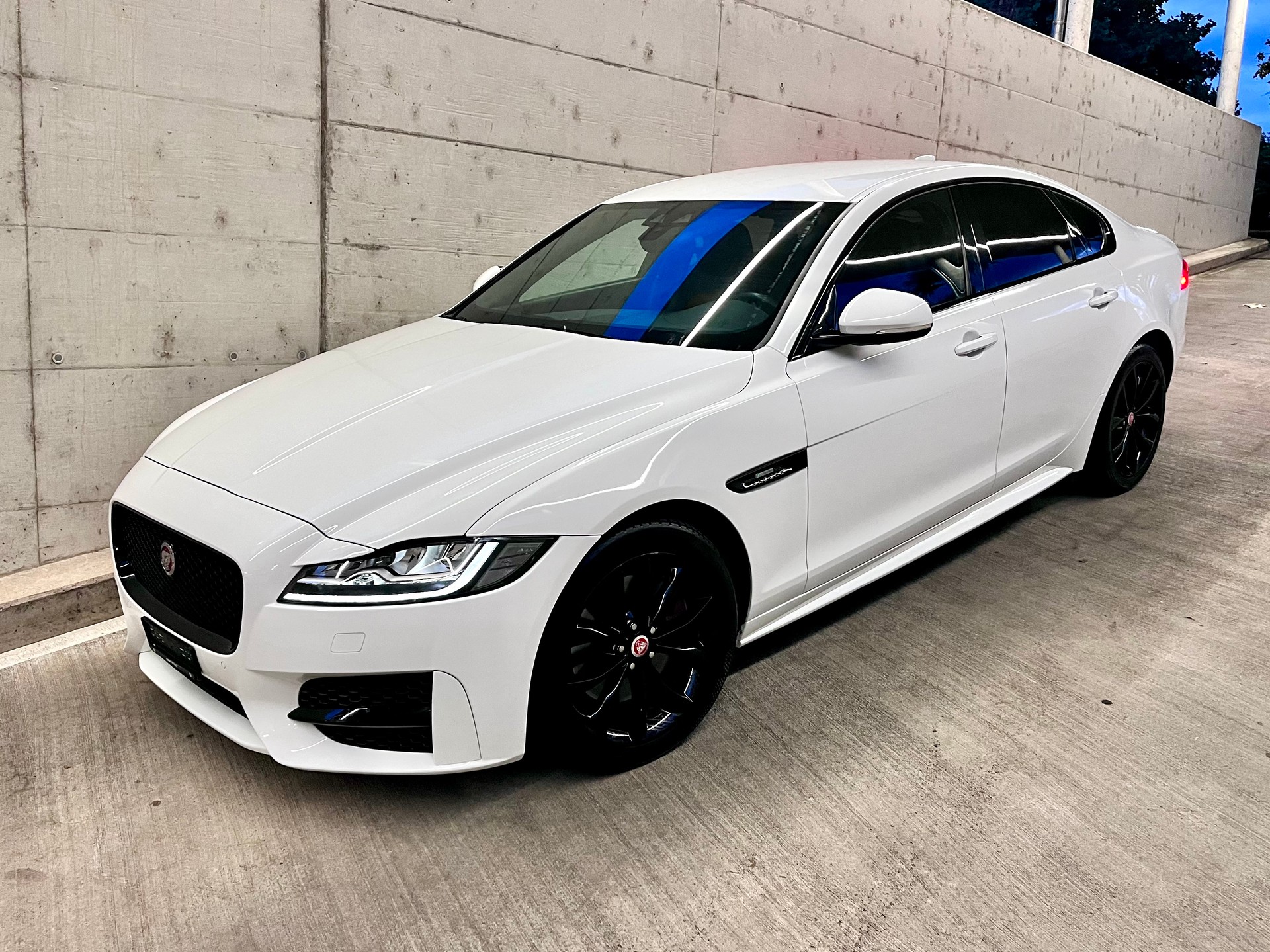 JAGUAR XF 30d R-Sport Automatic-image-0