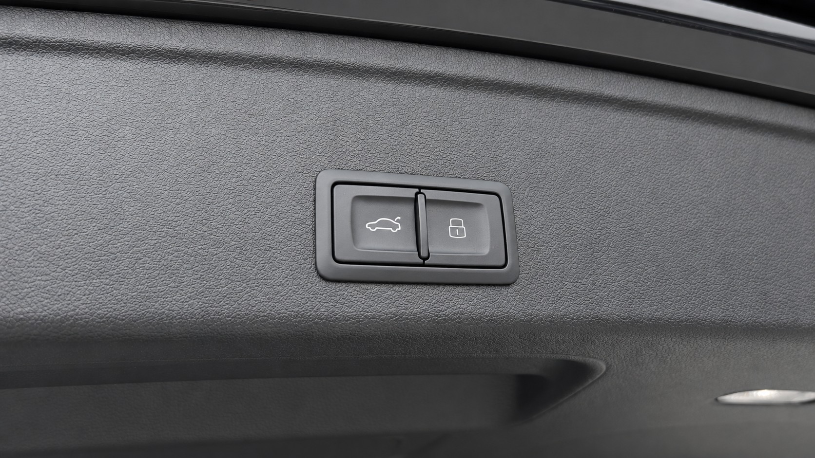 AUDI A4 Avant 2.0 40 TDI Advanced quattro S-Tronic CH FAHRZEUG-image-21