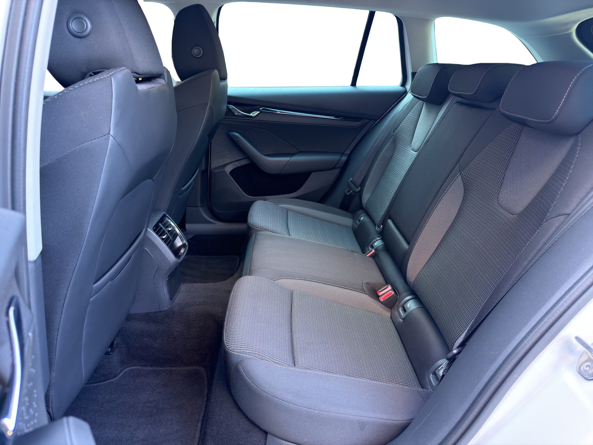 SKODA Octavia Combi 2.0 TDI DSG Ambition *Anhängerkupplung*-image-11