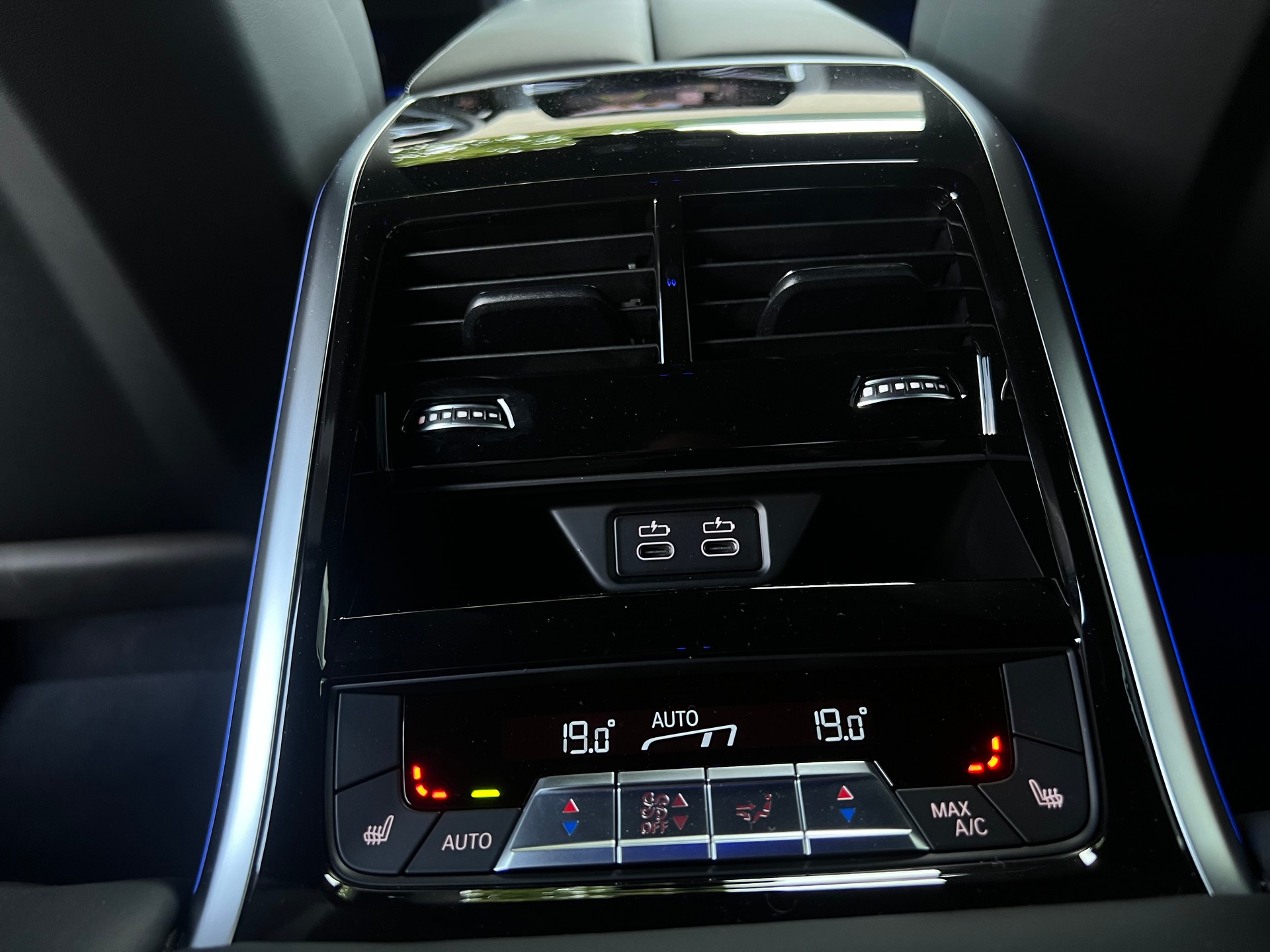 BMW M8 xDrive M Competition Steptronic-image-8