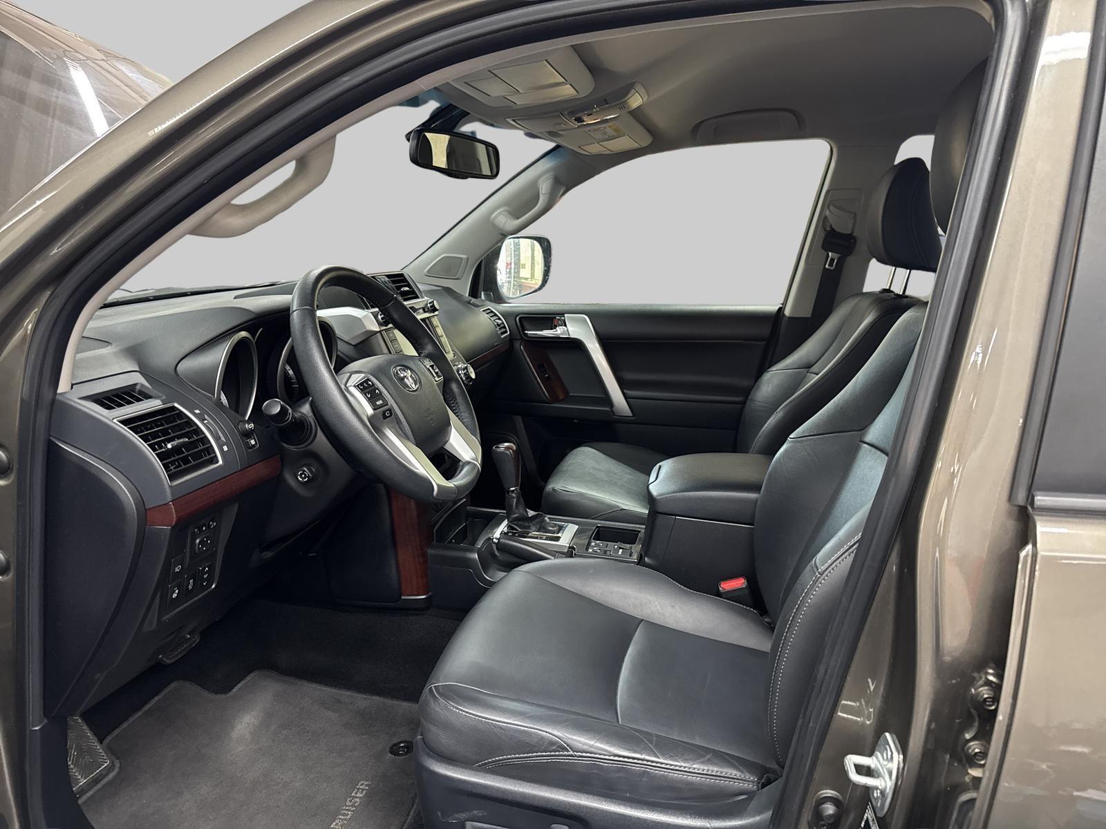 TOYOTA Land Cruiser 2.8TD Sol Automatic-image-4