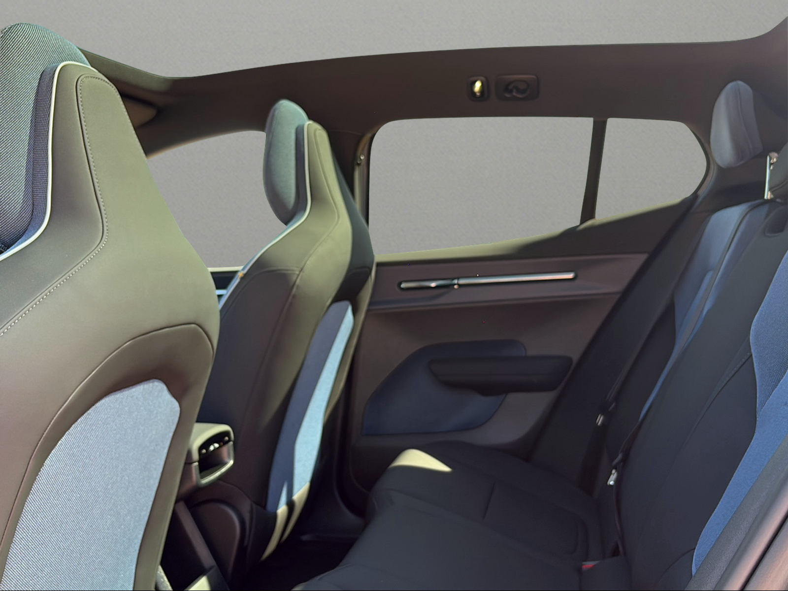 VOLVO EX30 Cross Country P8 69 kWh AWD Ultra-image-5