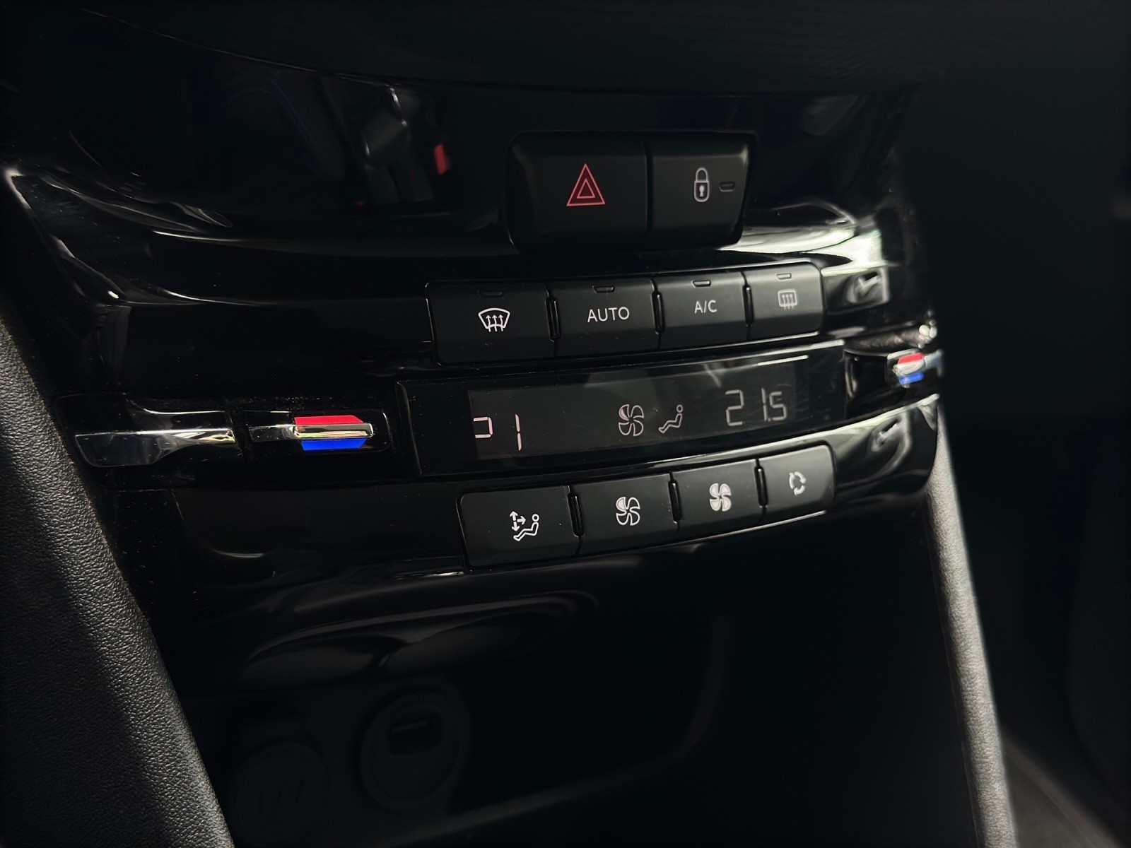 PEUGEOT 2008 1.2 PureTech Style EAT6 *Apple CarPlay*Sitzheizung uvm*-image-18