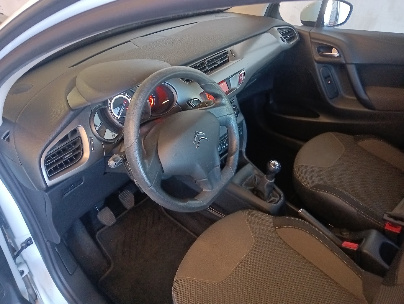 CITROEN C3 1.2i Exclusive-image-8