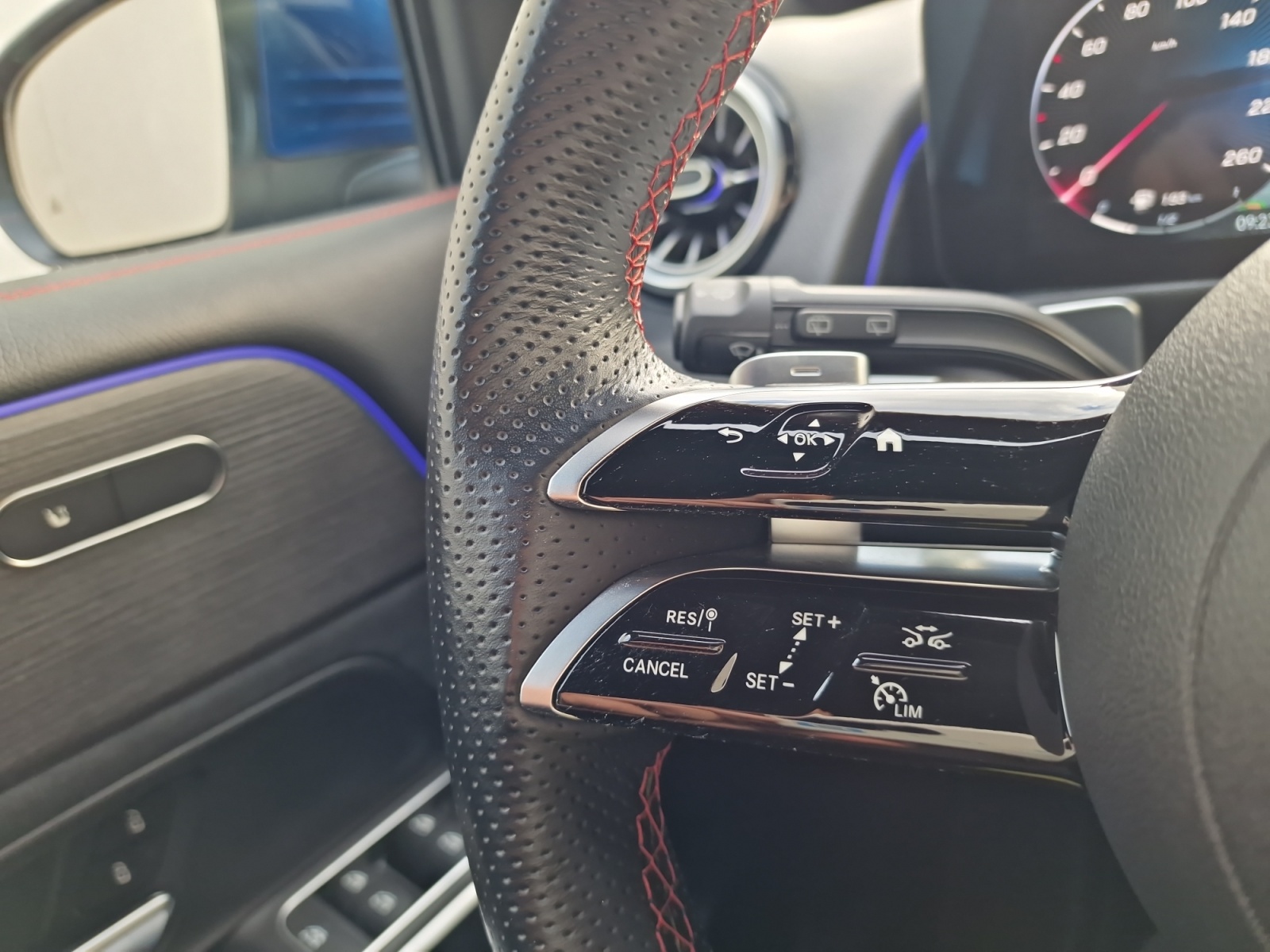 MERCEDES-BENZ GLB 220 d AMG Line 4Matic 7-Sitzer-image-16