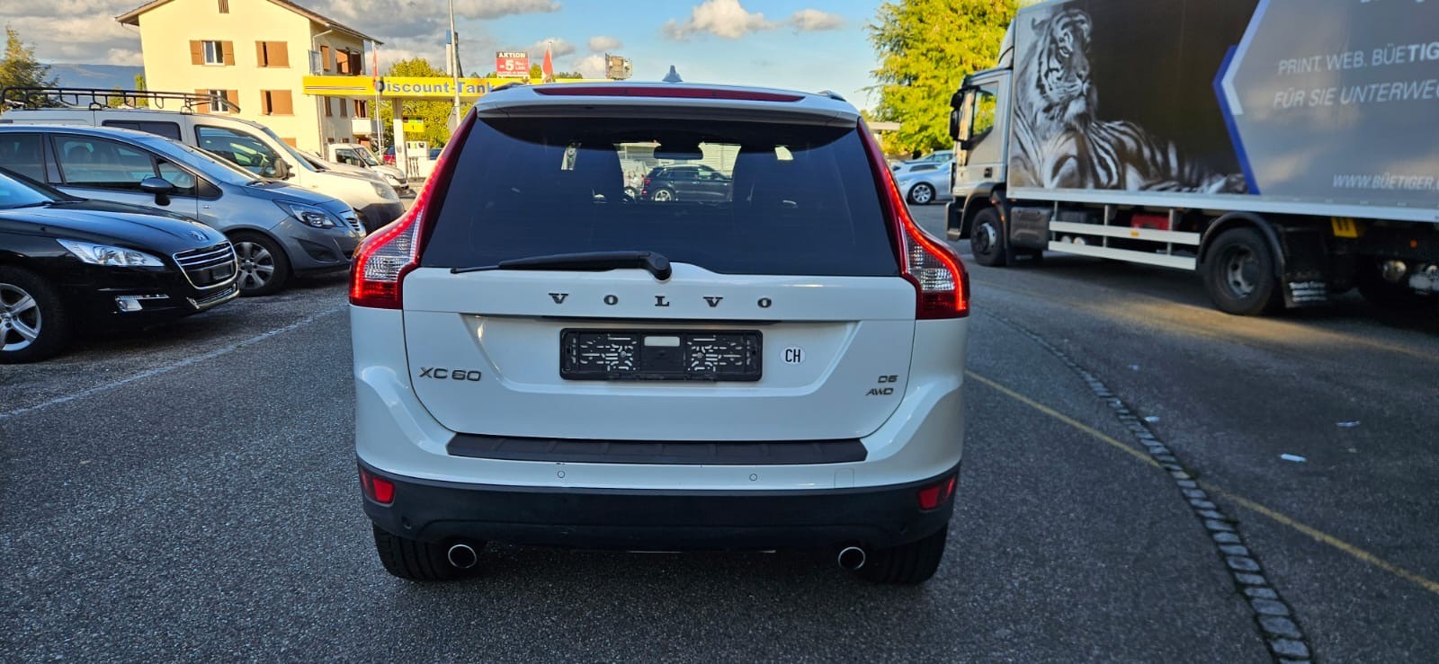 VOLVO XC60 D5 AWD Momentum Geartronic-image-2