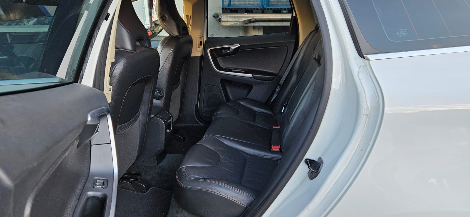 VOLVO XC60 D5 AWD Momentum Geartronic-image-6