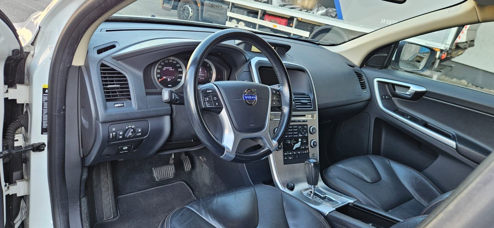 VOLVO XC60 D5 AWD Momentum Geartronic-image-1