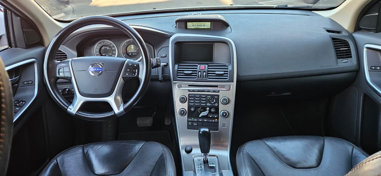 VOLVO XC60 D5 AWD Momentum Geartronic-image-8