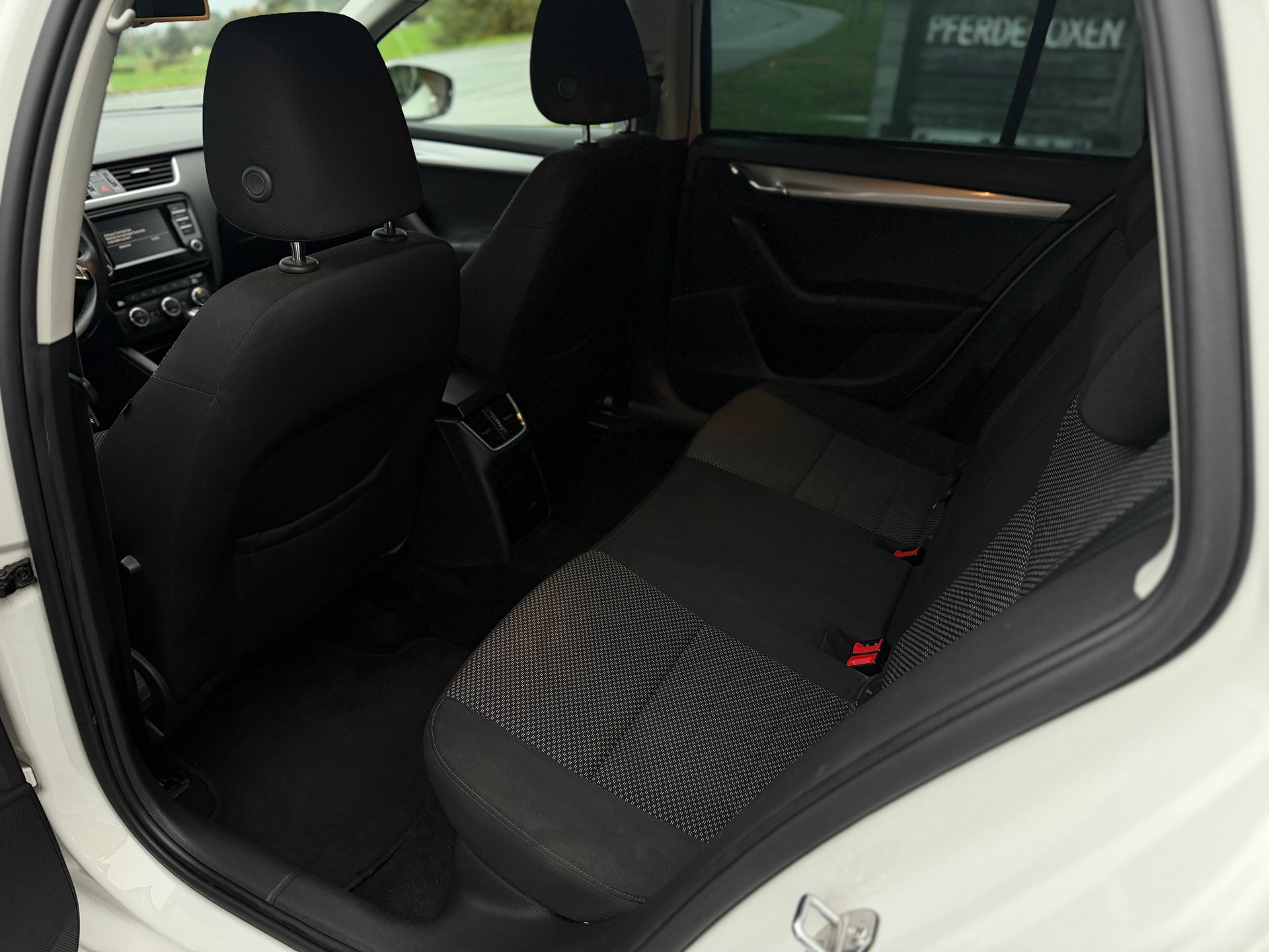 SKODA Octavia Combi 2.0 TDI Ambition DSG-image-15