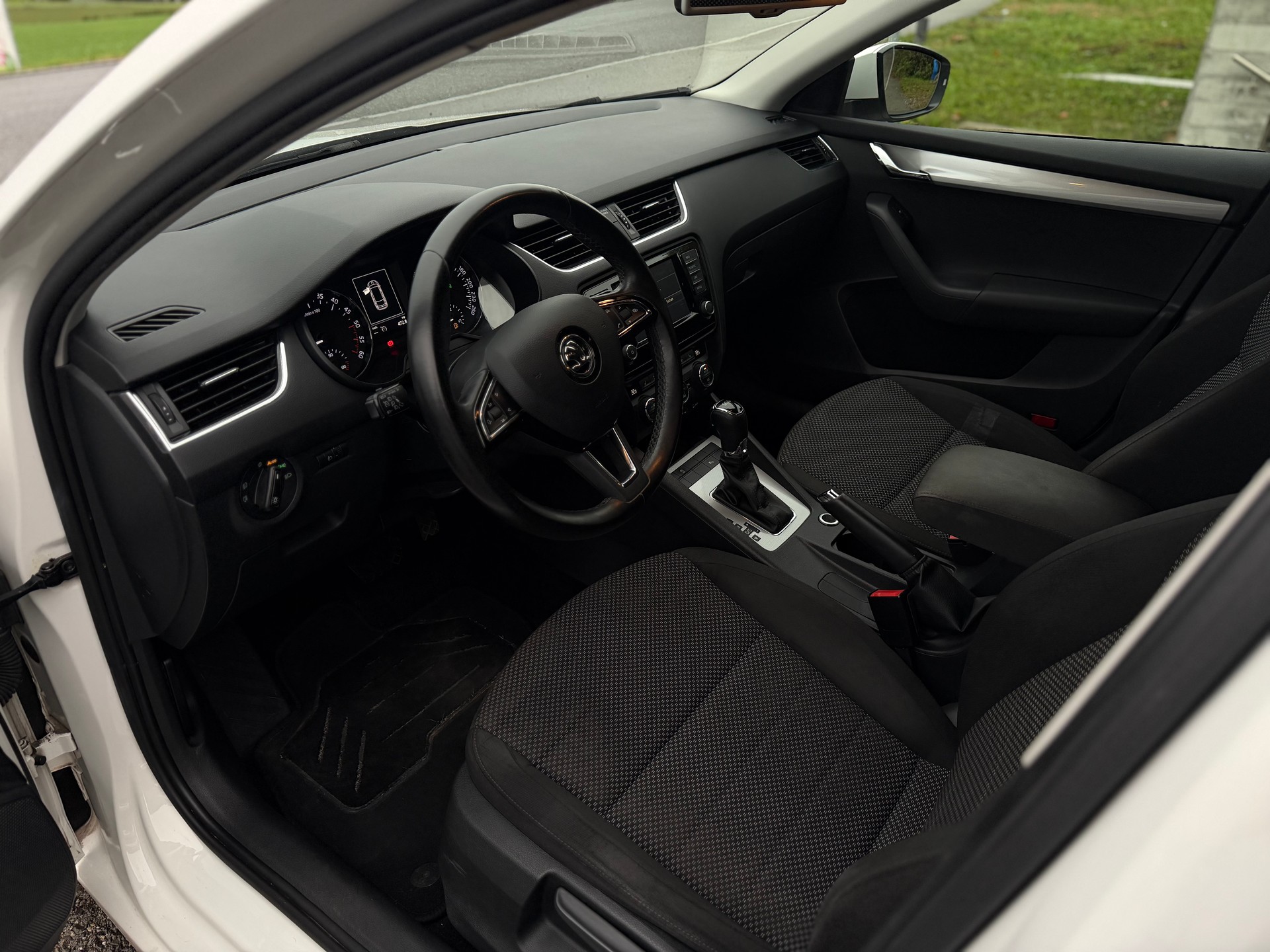 SKODA Octavia Combi 2.0 TDI Ambition DSG-image-6