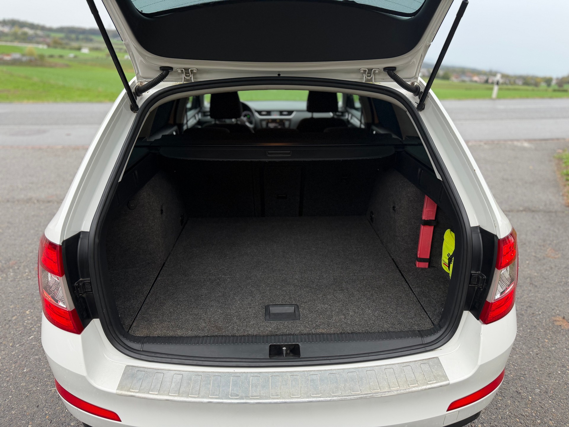 SKODA Octavia Combi 2.0 TDI Ambition DSG-image-16