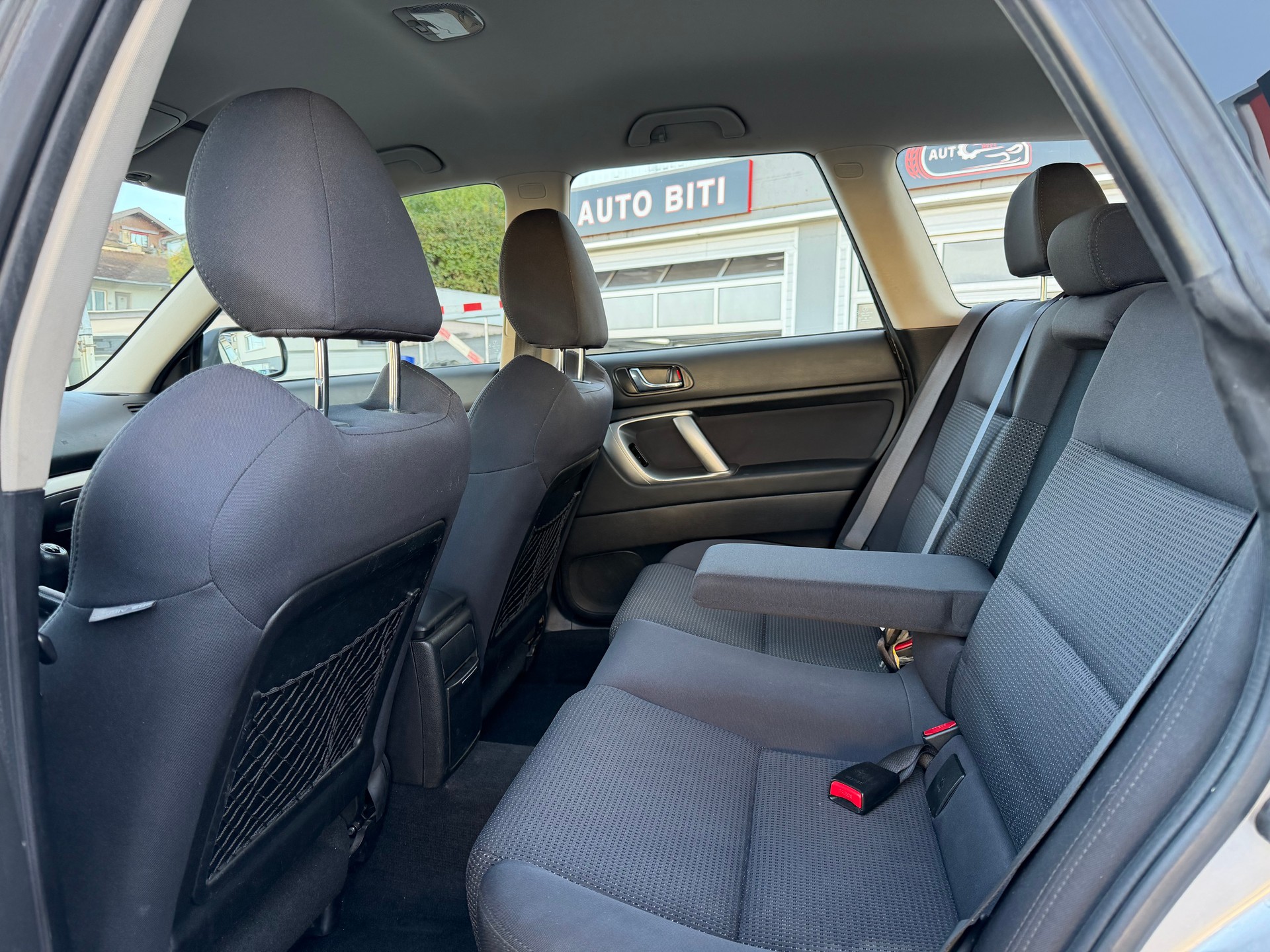 SUBARU Legacy 2.0R AWD Swiss-image-7