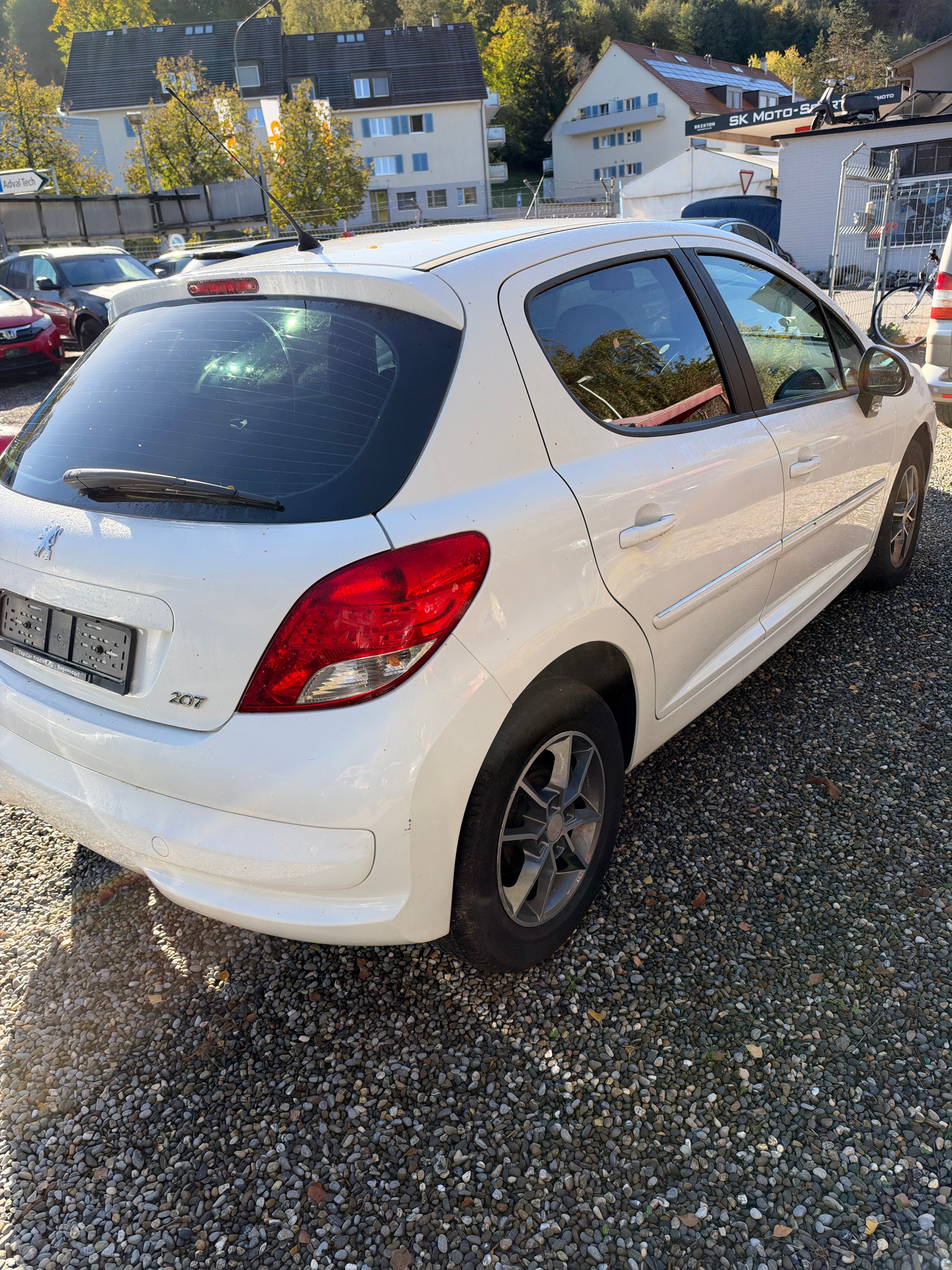 PEUGEOT 207 1.4 16V Swiss Edition-image-4