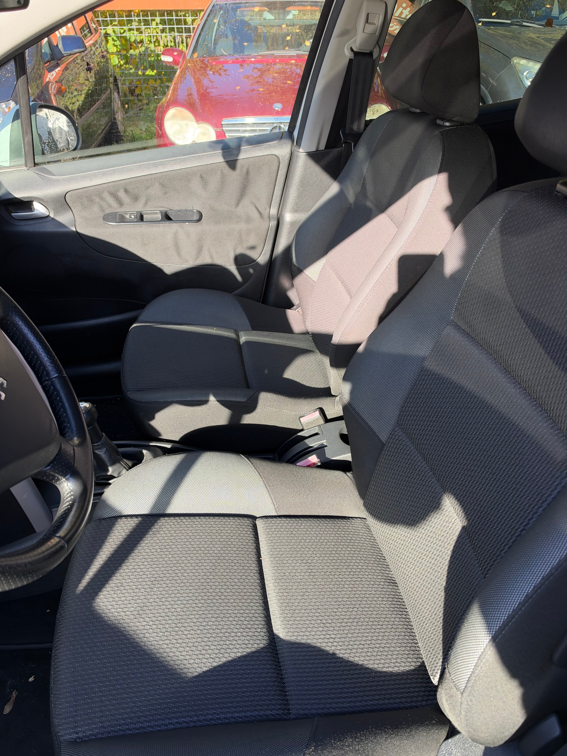 PEUGEOT 207 1.4 16V Swiss Edition-image-8