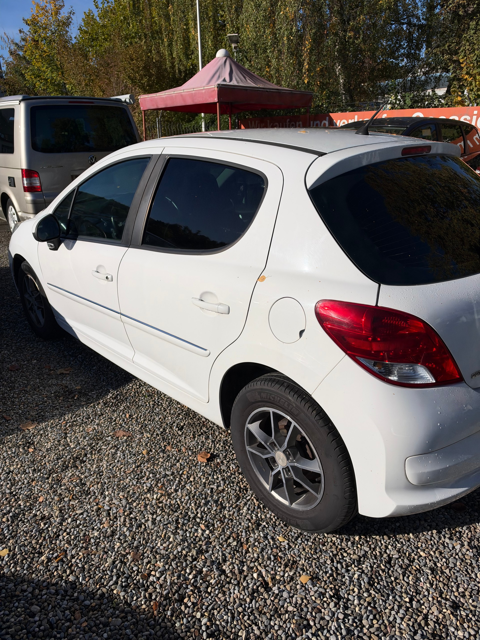 PEUGEOT 207 1.4 16V Swiss Edition-image-7