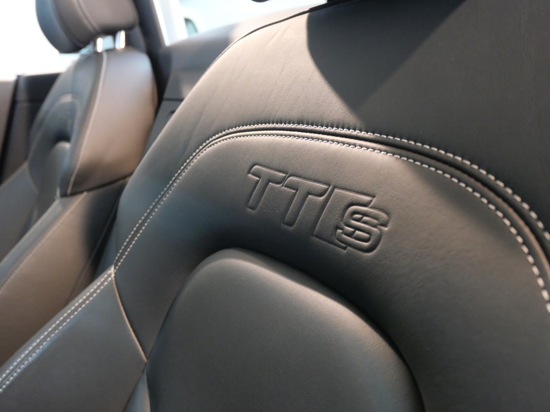 AUDI TTS Roadster 2.0 TFSI quattro S-tronic Cabrio-image-23