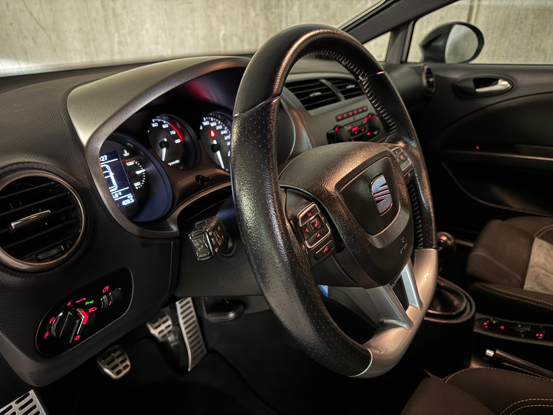 SEAT Leon 2.0 TSI Cupra R310 World Champion Edition-image-18