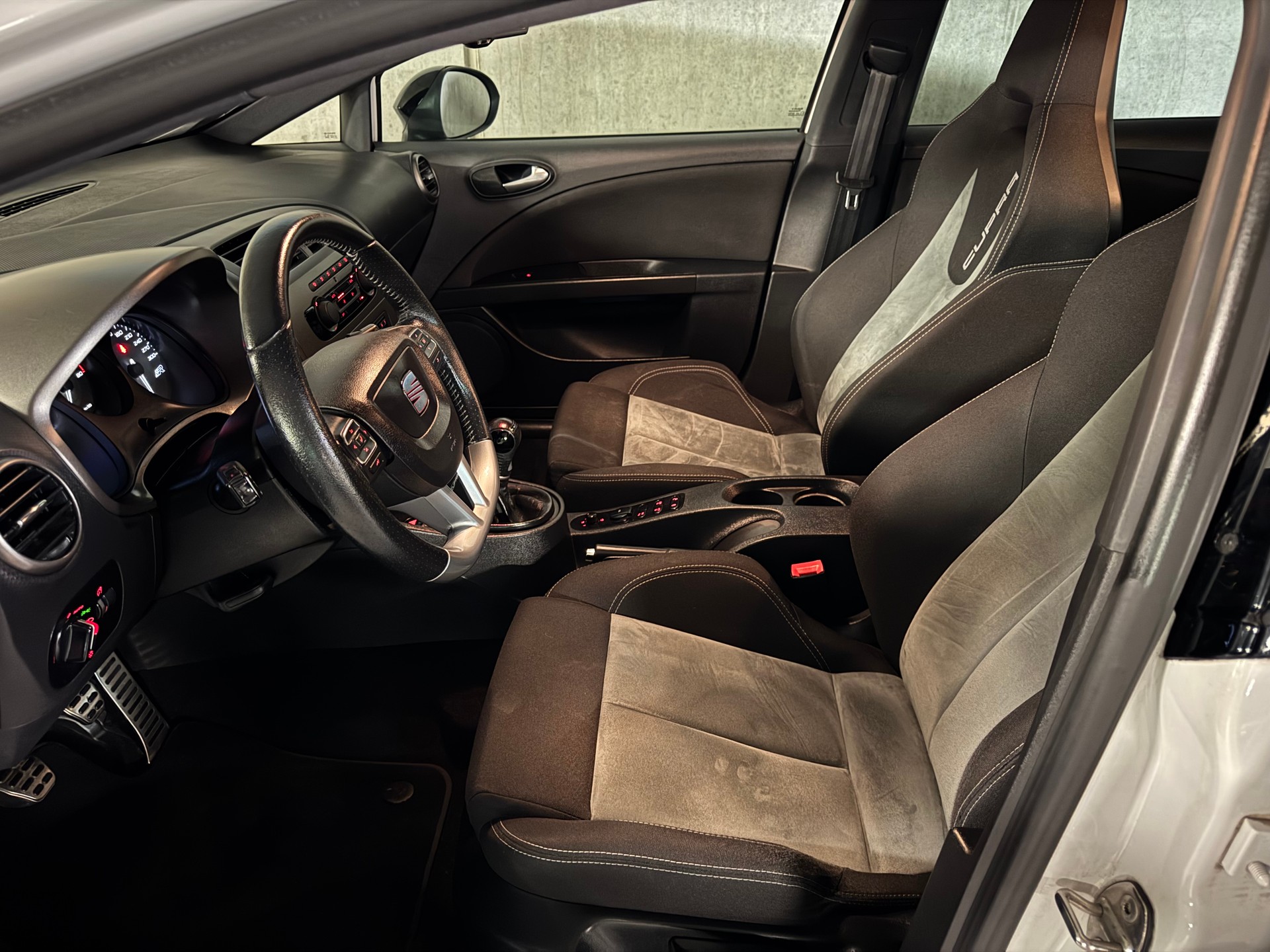 SEAT Leon 2.0 TSI Cupra R310 World Champion Edition-image-16