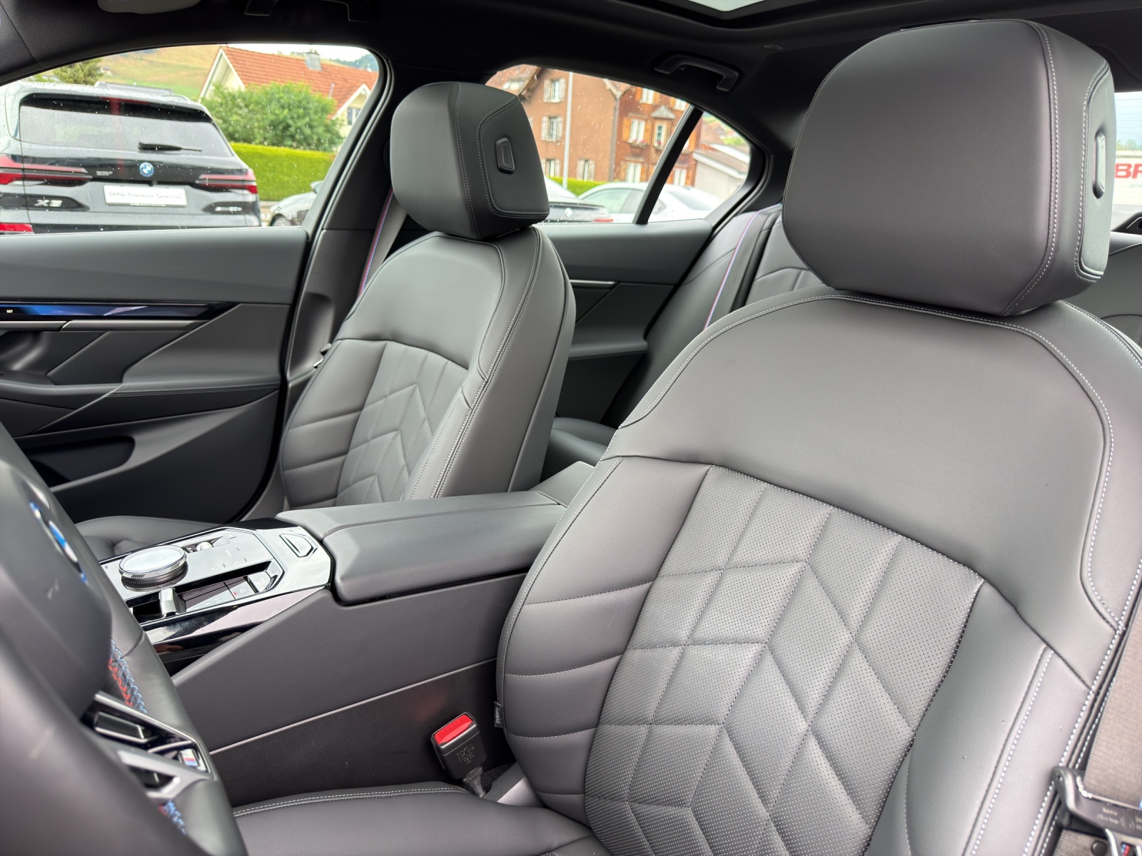 BMW i5 M60 xDrive M Sport Pro-image-17