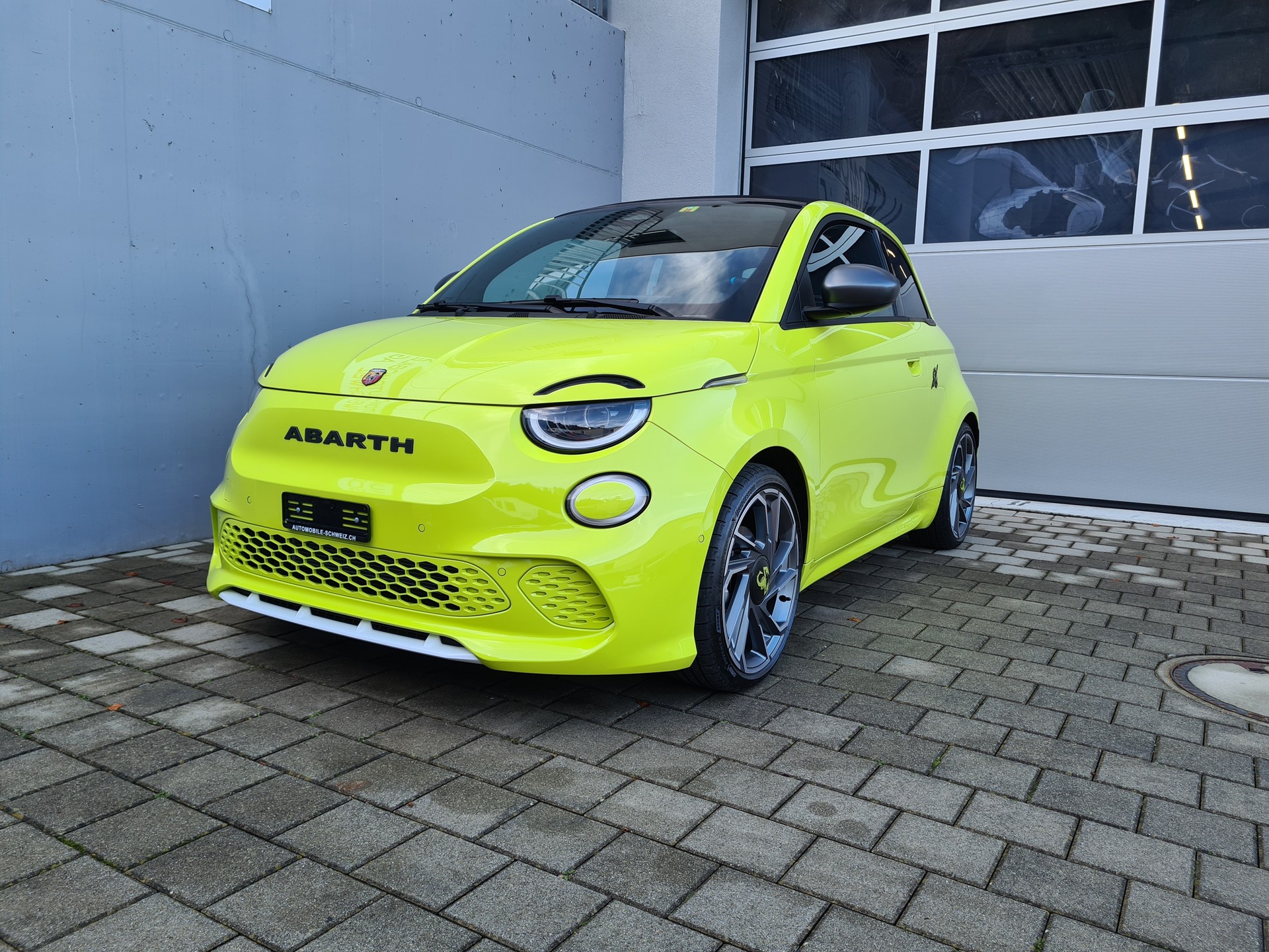 FIAT Abarth Cabrio 500e Scorpionissima-image-2