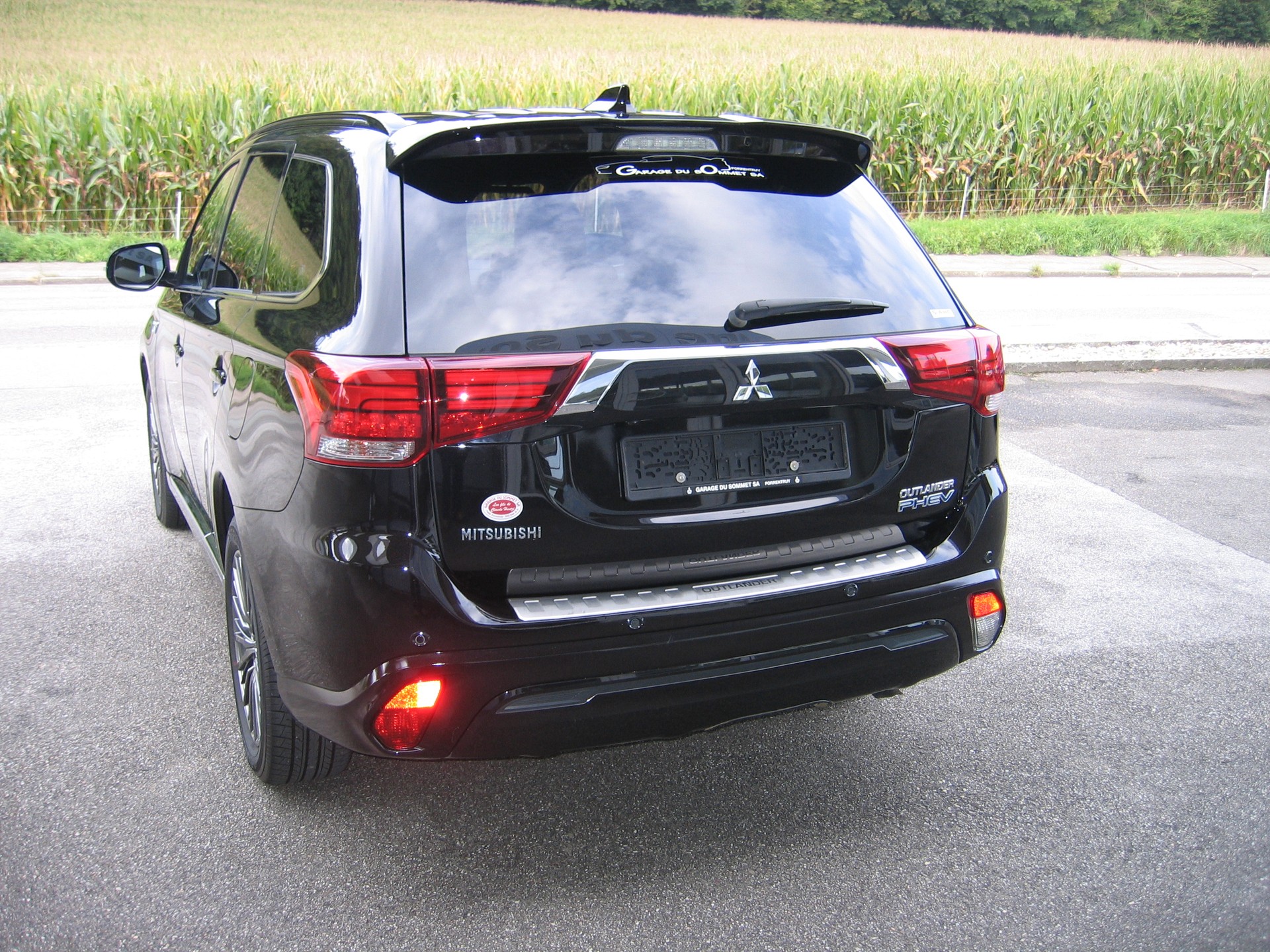 MITSUBISHI Outlander 2.4 PHEV Diamond S-Edition 4WD Automatic-image-2