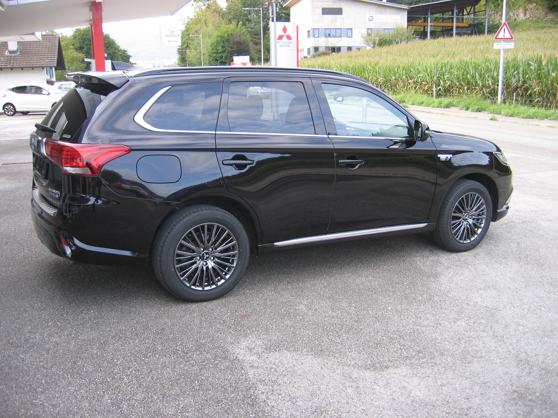 MITSUBISHI Outlander 2.4 PHEV Diamond S-Edition 4WD Automatic-image-3