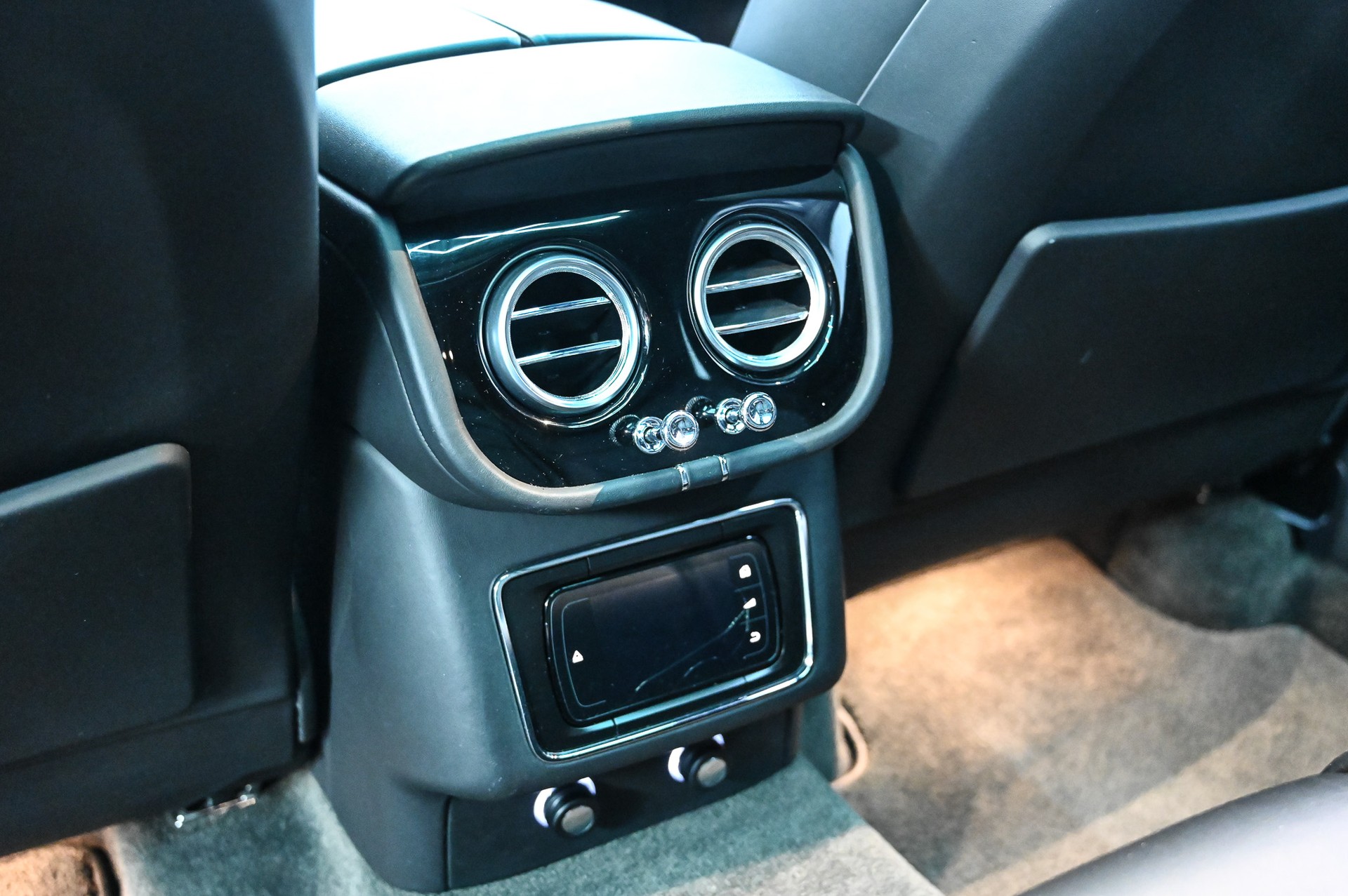 BENTLEY Bentayga 6.0 W12-image-24