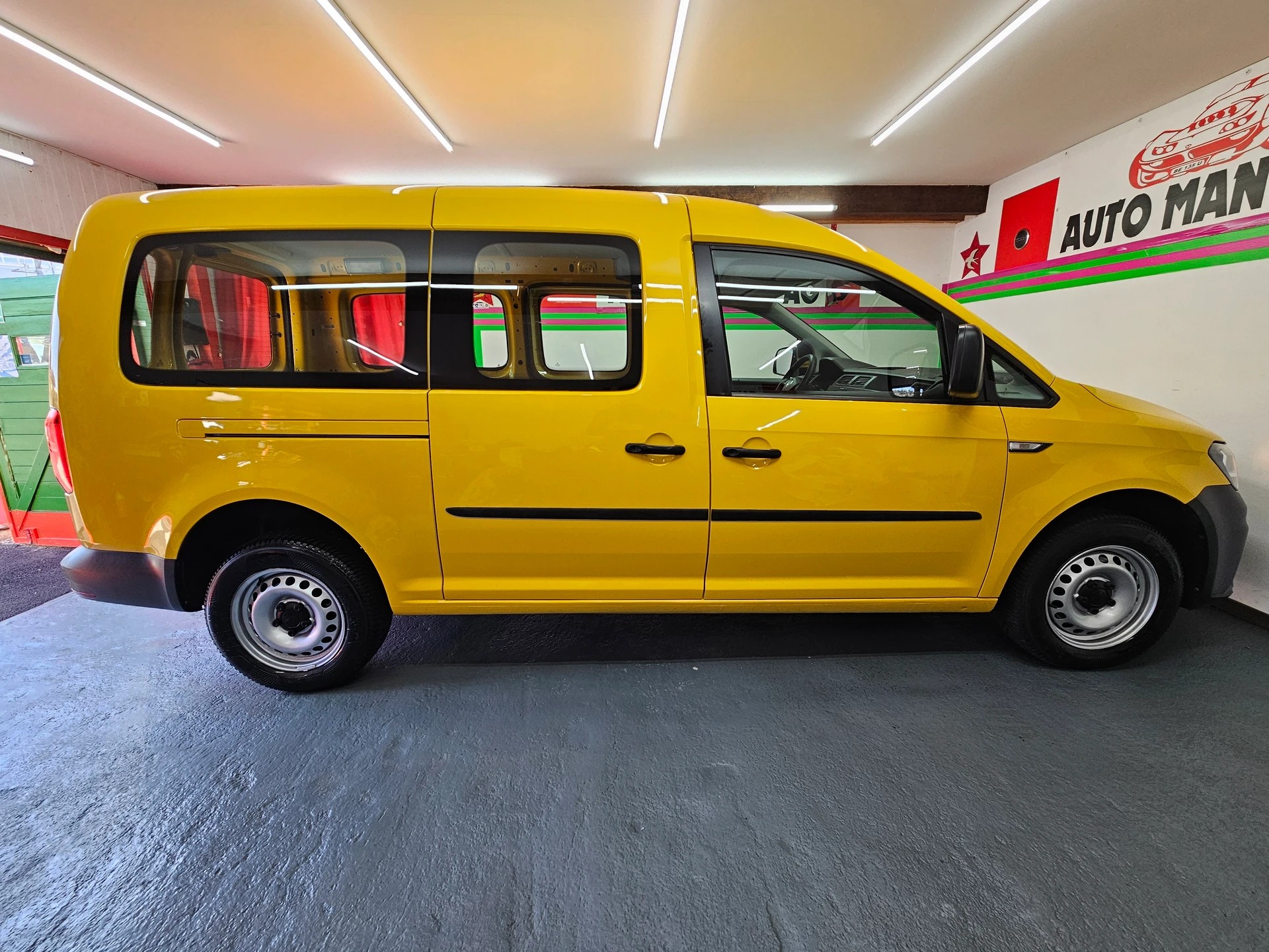 VW Caddy Maxi 2.0TDI 4Motion-image-4