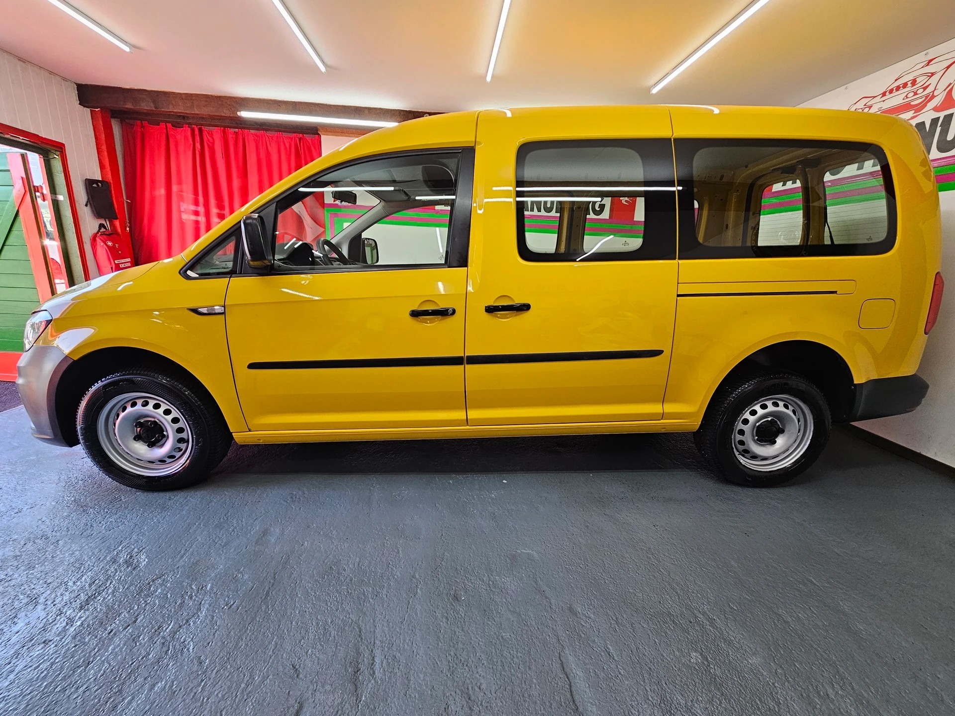 VW Caddy Maxi 2.0TDI 4Motion-image-3