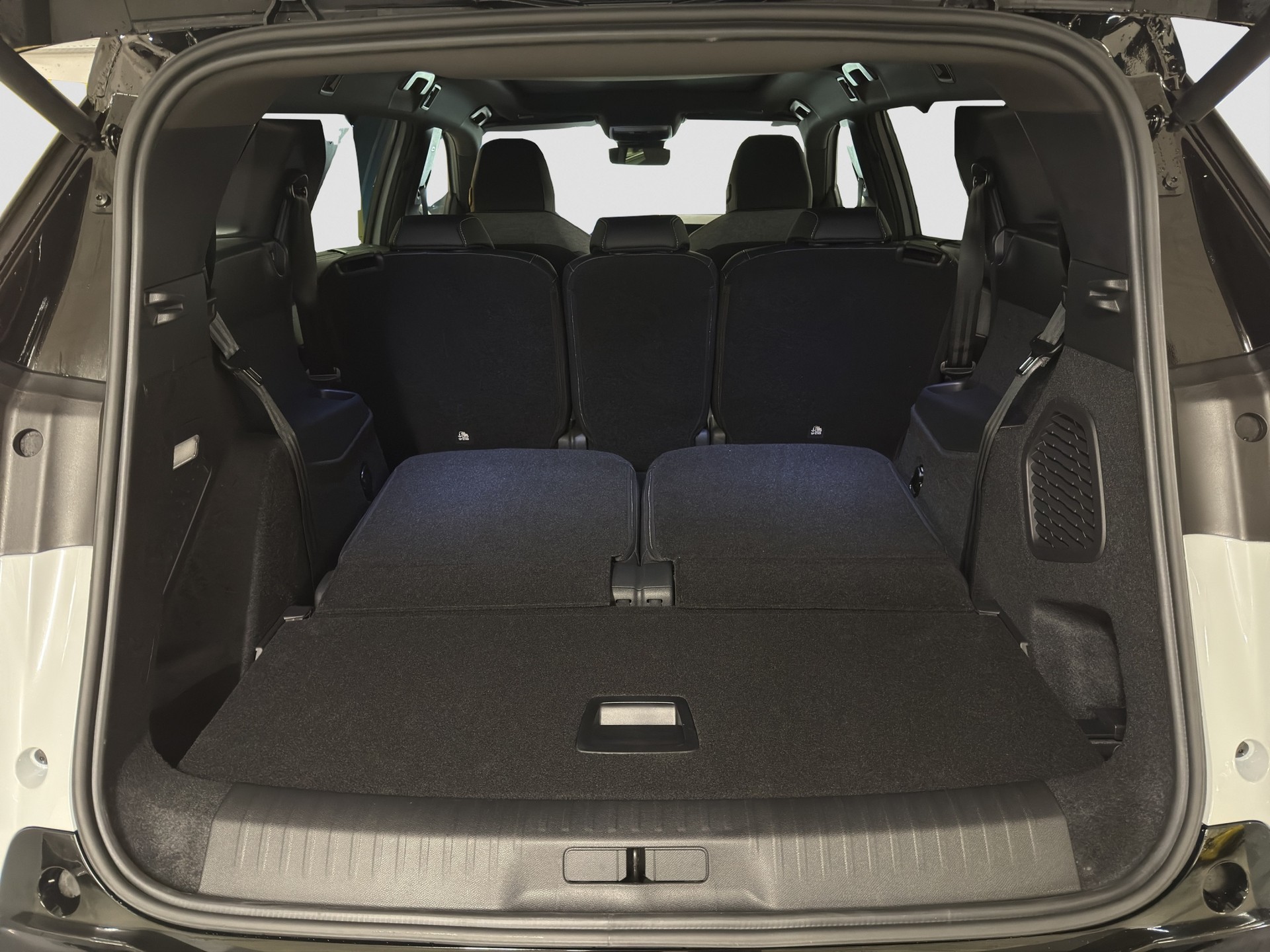PEUGEOT 5008 e-Launch Edition AWD-image-15