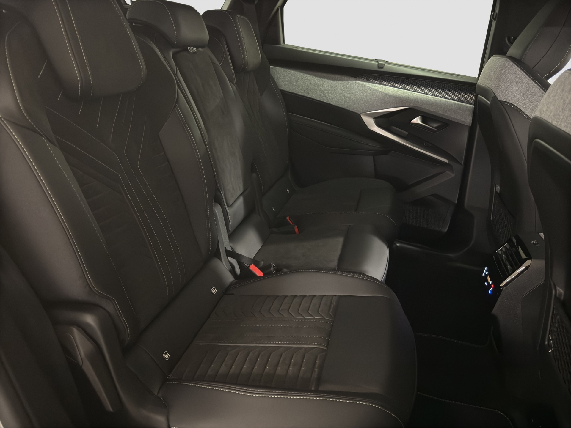 PEUGEOT 5008 e-Launch Edition AWD-image-10