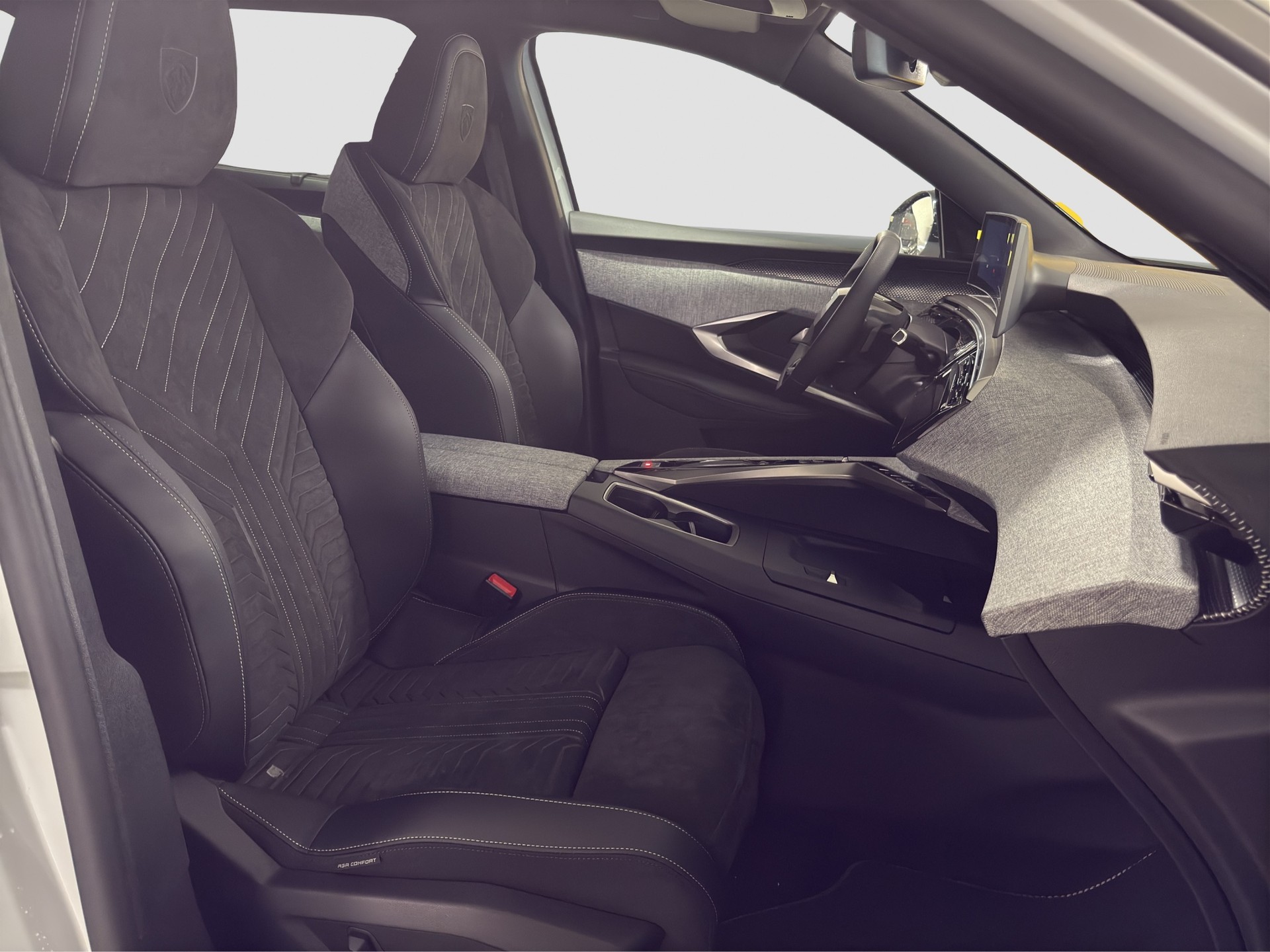 PEUGEOT 5008 e-Launch Edition AWD-image-9