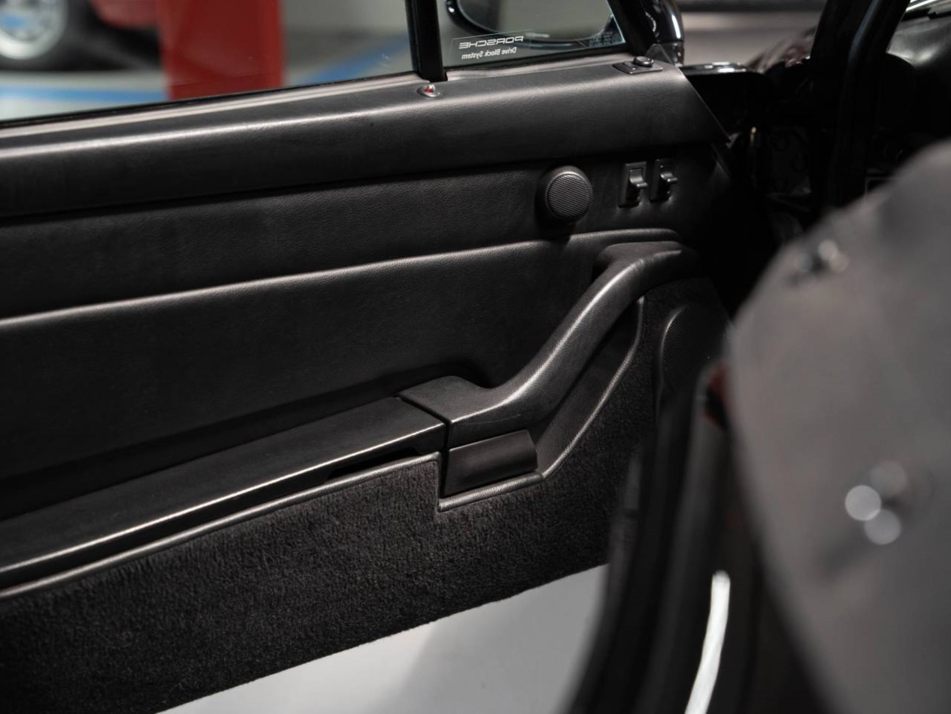 PORSCHE 911 Carrera Cabriolet-image-4
