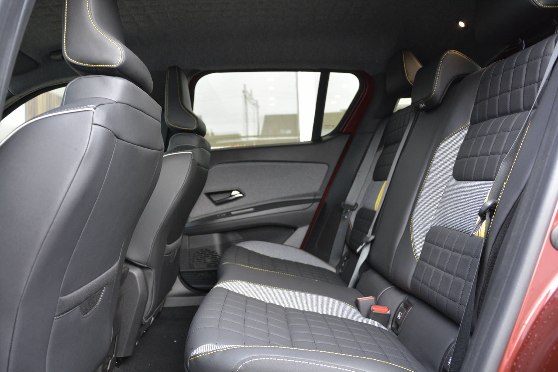 RENAULT R4 E-Tech electric iconic 150 Comfort Range-image-6