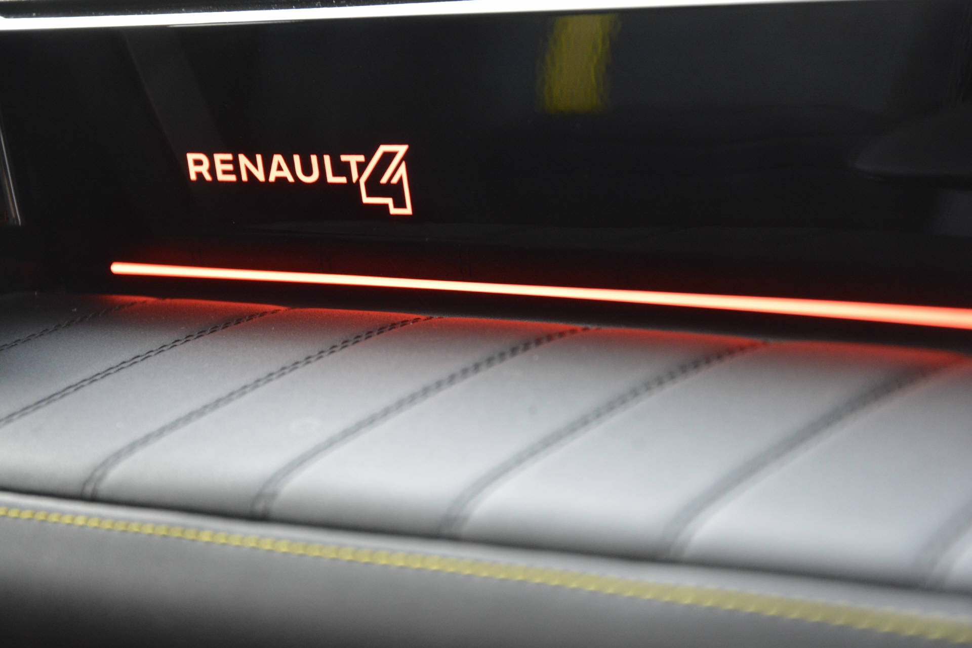 RENAULT R4 E-Tech electric iconic 150 Comfort Range-image-13